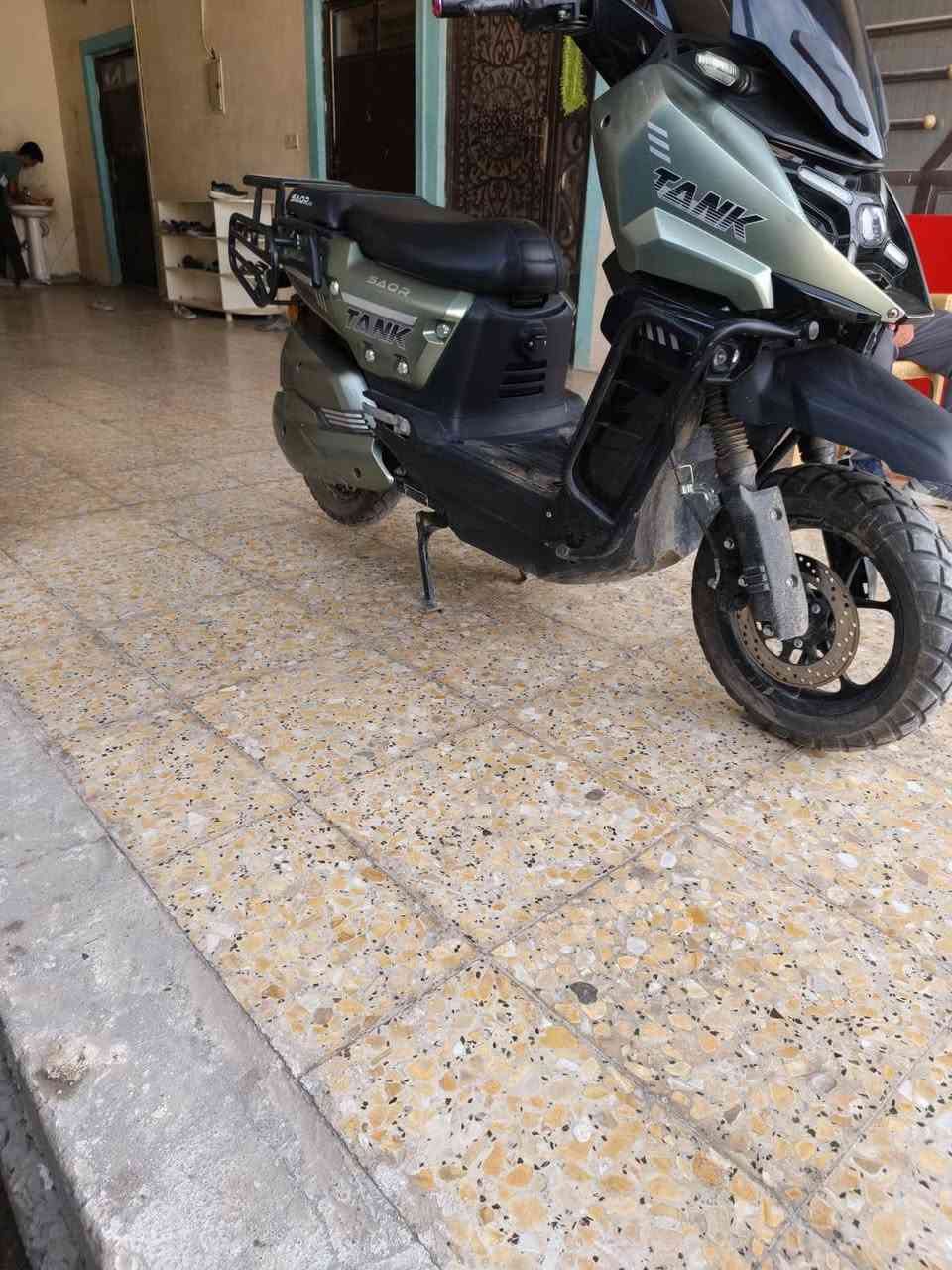 موديل 2025، محرك 2000W قوي مال طلعات جبلية وطرق تعبانة، تايرات عريضة نقشة جبلية وثبات عالي، بريك دسك امامي وخلفي، حمايات حديد كاملة امامية وخلفية، لايت LED امامي قوي، شحن اقتصادي تمشيك 50 كيلو الى 60
سرعتها 65حقيقي بل ويز السعر 1300 
مكاني بغداد ابو غريب للتواصل ***********
واتساب
