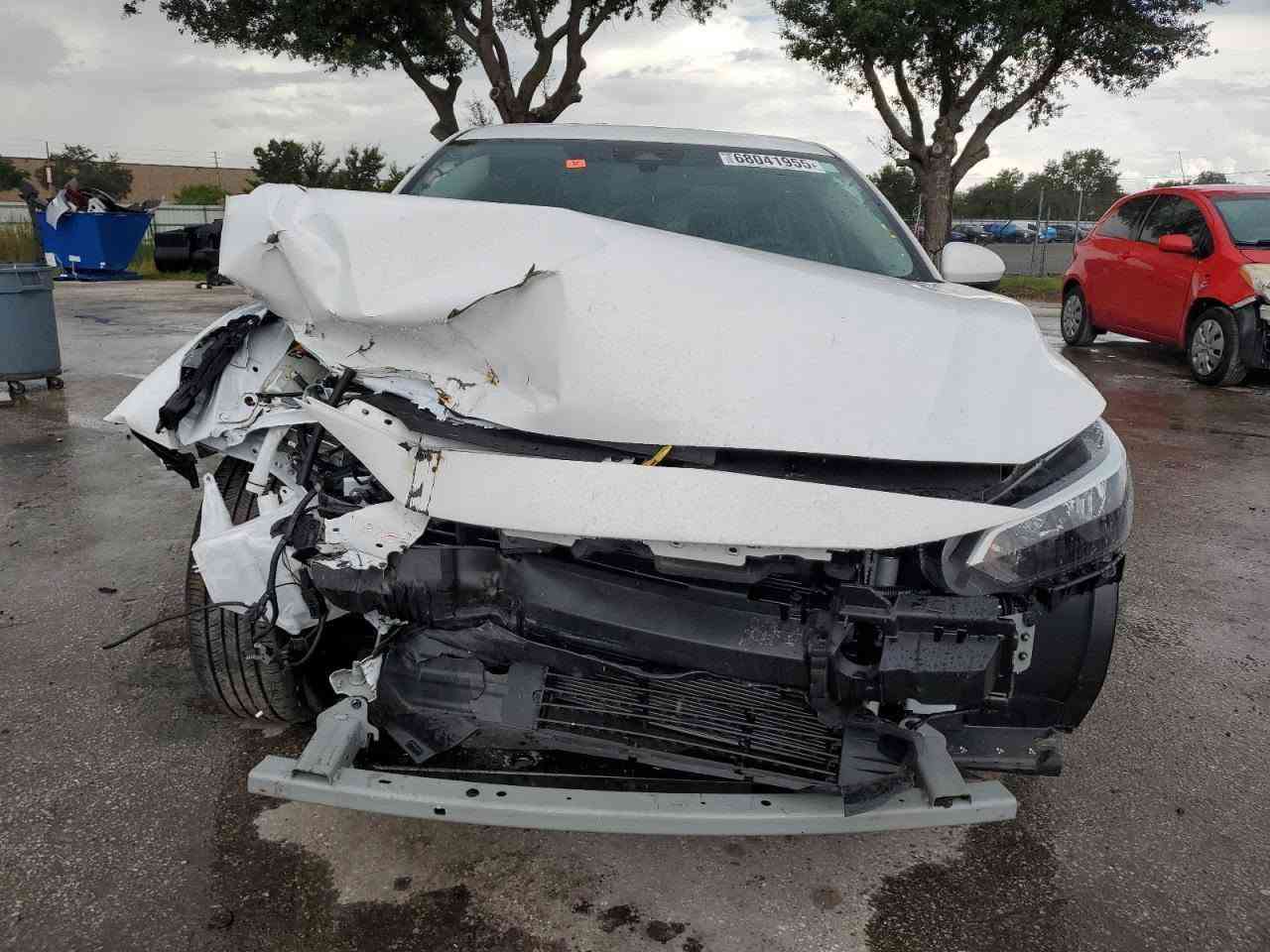 نيسان سنترا 2025 وارد امريكي بدون رقم بأسمي ماشيه 12 ألف بيها حادث تبديل جاملغ ايمن وبنيد وتصليح فخذه وتصليح قليل بالشاصي الايمن وصور الحادث واضحه ورقم الشاصي ايضأ مه الصور واعتذر من جماعة المكفول جدا 
السعر 115 ورقه وبيها مجال 
مكاني بصره 
*********** متوفر واتساب البصرة, العراق

نص مكتوب في الصور:
- 768041955E
- 68041955F