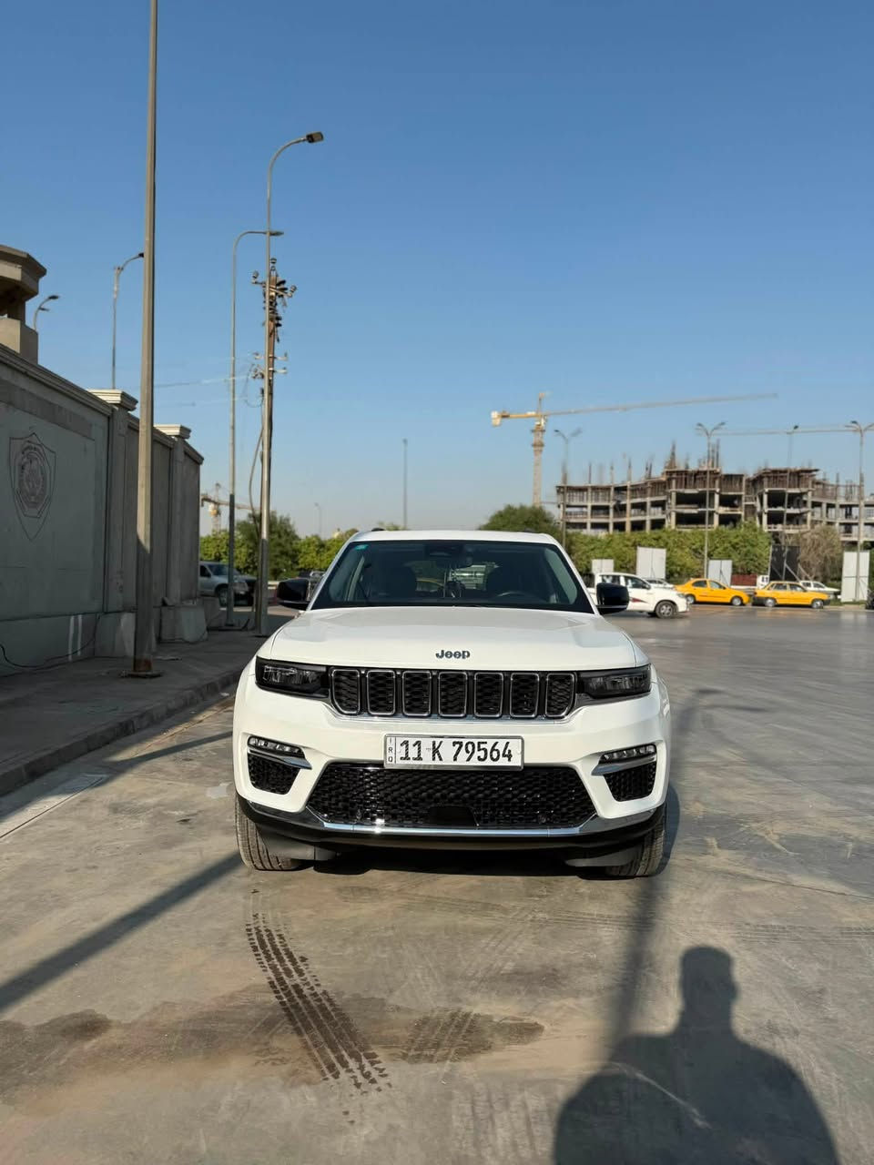 السلام عليكم 
jeep موديل 2023 هايبرد 
سيارة جديدة ماشية 41 الف مايل
حادثها هوسه بس ماكو دواخل او شواصي 
فقط جاملغات وبنيد اي قطعة متضررة تم تبديلها بقطعة تفصيخ اصلي مشتغلها شغل شركة وكالة 
سيارة سوبر ودهن امزويل مهتم بيها 
سيارة رقم بغداد تحويل ثاني يوم 
مابيها اي نقوصات كاملة سيارة 
مكاني بغداد
‭
***********‬
سعر سيارة 280 ورقة قابل للتفاوض
