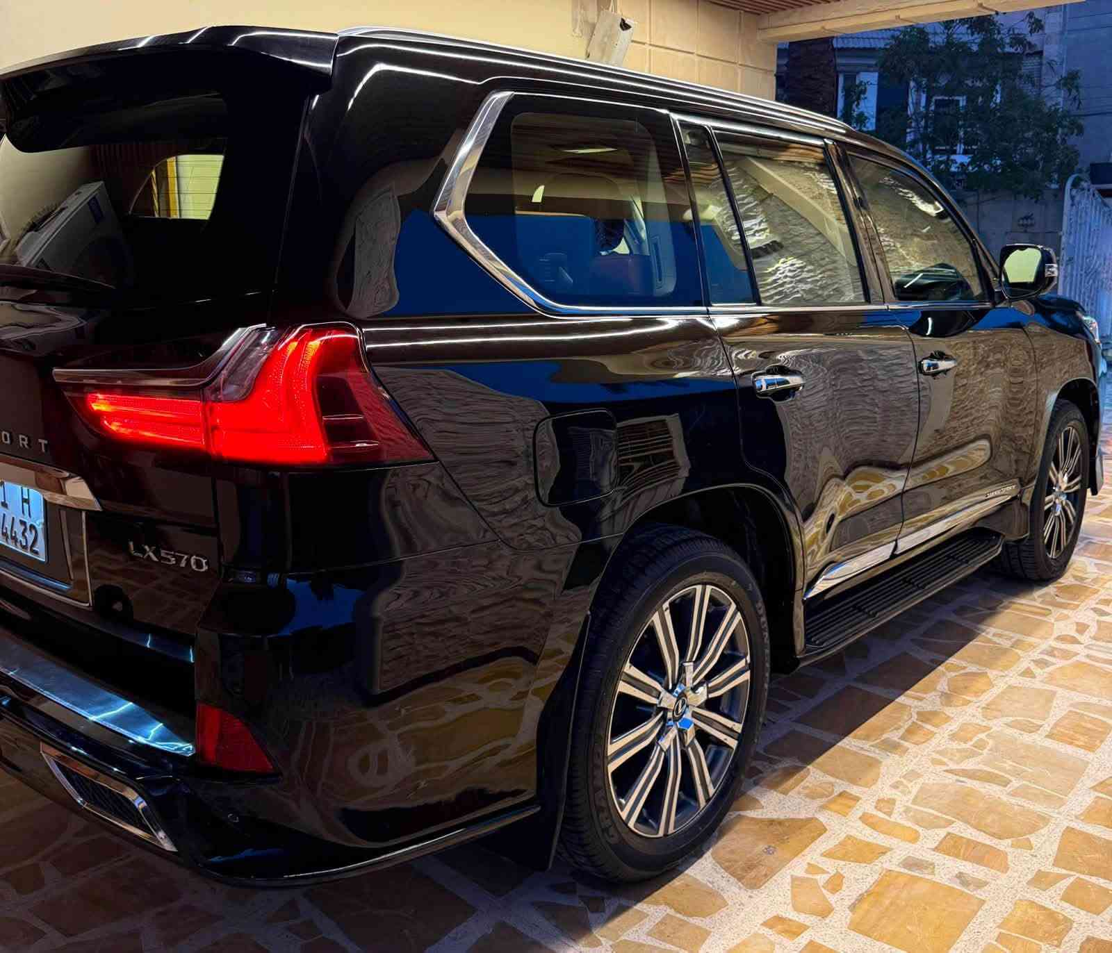 السلام عليكم LX 570 2016 سوبر سبورت  مواصفات معروفة بريم ماشية 160000 رقم بغداد بأسمي مكفولة السعر 56500 وبي مجال بسيط مكان زيونة للاستفسار ***********
