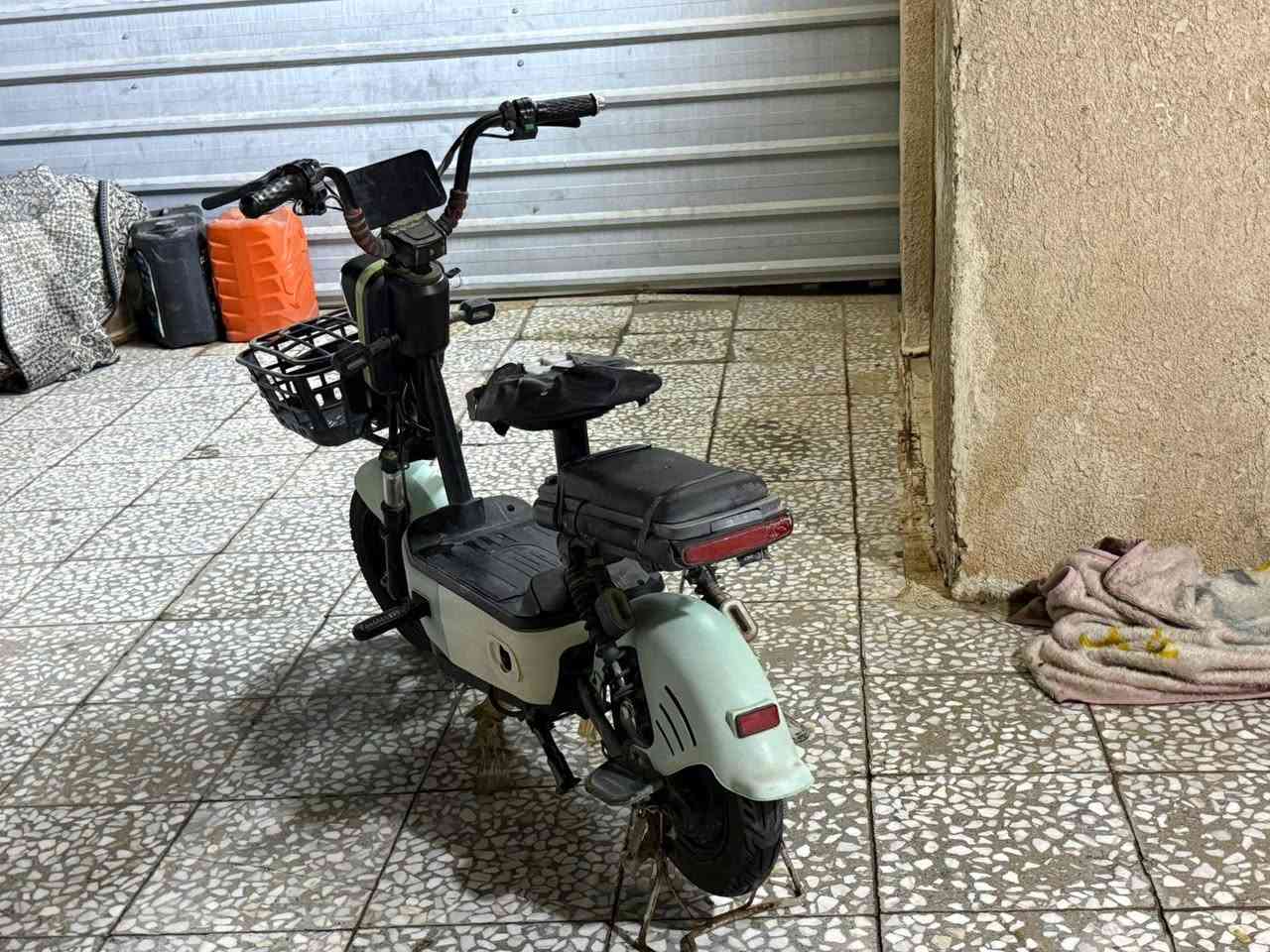 بايسكل شحن للبيع كلشي مابي بس بطاريات وكشن حجم 14 يجي وياه المفاتيح ملاته بي 4سرعات السعر 350 وبي مجال للطيبين لتواصل على هذه الرقم 
***********
