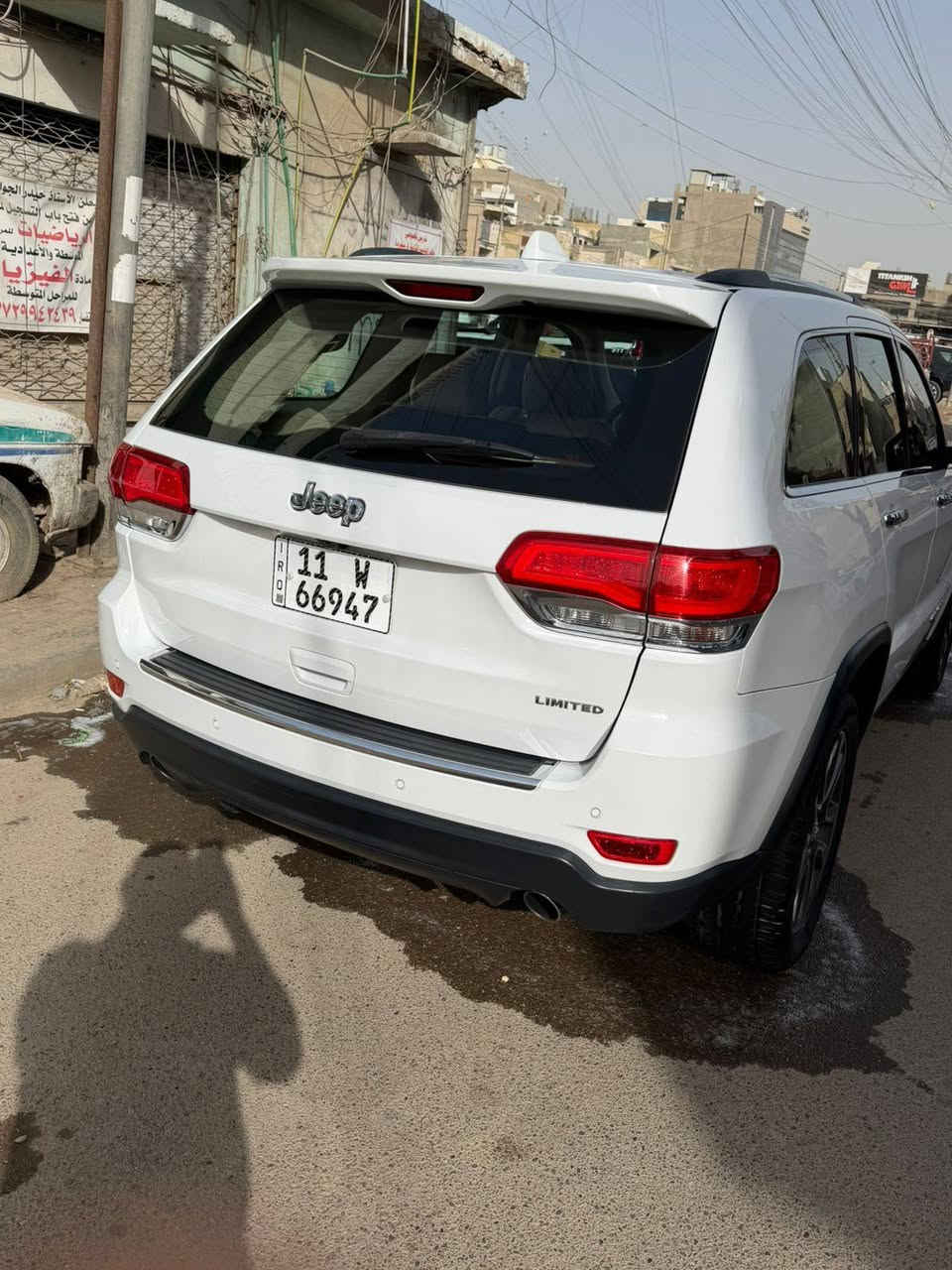 السلام عليكم للبيع جيب لمتت خليجي موديل ٢٠١٨ فول مواصفات داخل بيجي بيه صبغ وتبديل واضح في سونر سياره كلش حلوه ومصرف عليه موجوده في بغداد شارع فلسطين ***********
