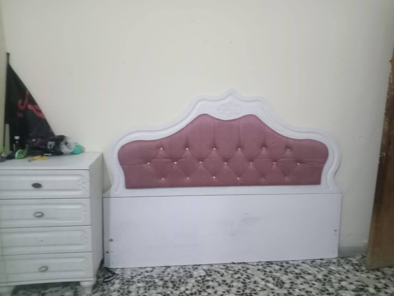 سلام عليكم غرفه نوم بيها خدوش ويدات نقص نص عمر سعرها 300 وبيها مجال /  مكيف مشتغل موسم واحد بعده جديد  سعره 300  وعندي بعد كيزر وبلازمه وثلاجه الي يريدهن مراسله خاص مكاني الامين النفط قرب المركز ***********
