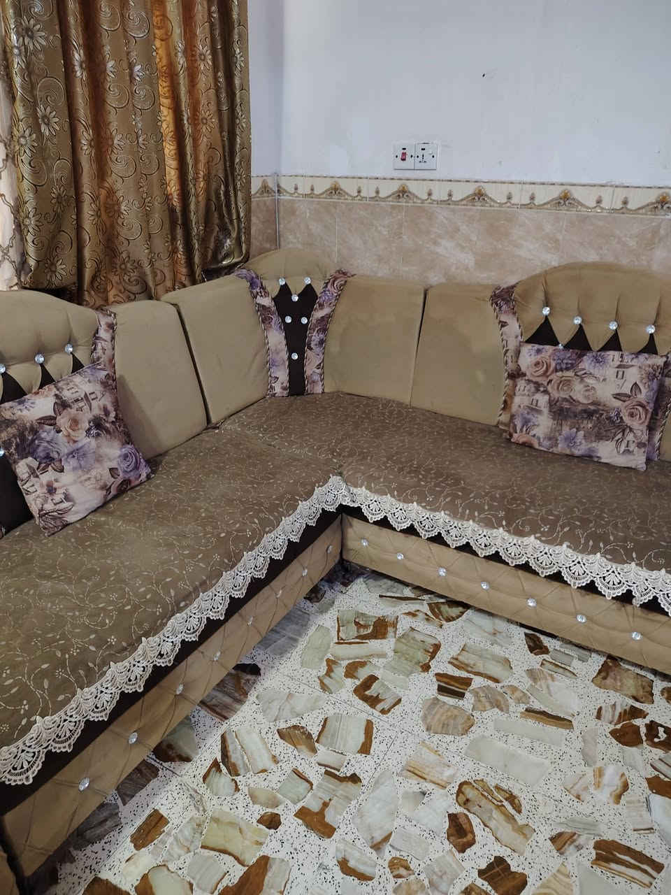 ديوان للبيع نظيف مع البردة سعره ١٧٥ الف
للاتصال ***********

