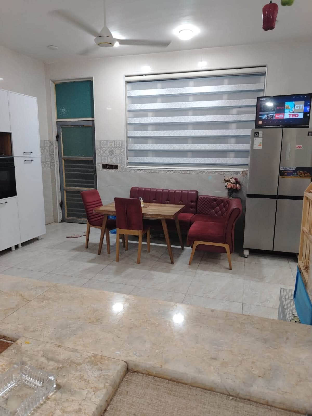 دار للبيع طابقين المساحة ٣٠٠ متر
الوجه ١٥ والنزال ٢٠

الطابق الارضي يتكون من 
* طرمة وحديقة
*مطبخ حار بارد مفتوح عل هول
*هول داخلي متصل بهول اخو موزع
* غرفتين نوم 
* استقبال معزوله مع الكليدور والصحيات
* مجموعتي صحية
*مناور عدد ٣
——
الطابق الثاني
* غرفتين نوم
* مجموعة صحية
* هول كبير 
* سطح
سنة البناء ٢٠٢٤

عرض الشارع ١٢ متر
الخدمات * ماء
        * كهرباء
           * مجاري
جنس الارض زراعي طابو ٢٥ كاع الامارة

العنوان الكوت الجديدة شارع البترومين خلف مدرسة السرور

للاستفسار الاتصال
***********
