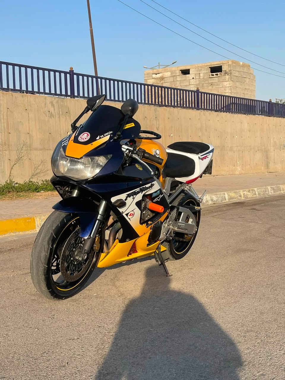 سلام عليكم اخوان عدنا هاي دراجه للبيع هوندا 929rr موديل 2001 منافيس+ اوراق كمارك موجود هم كهرابايات كلهم شغال دراجه كلش نضيف  عنوان كركوك للاستفسار تفاصيل تواصل 
رقم ***********

