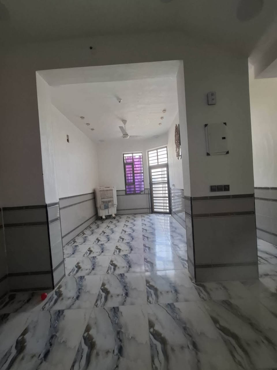 🏠 منزل جديد للبيع في الشطرة - حي الأمين الثانية 🏠
المواصفات الكاملة للعقار:

المساحة: 100 متر مربع.

الأبعاد: 5 متر واجهة × 20 متر نزال
 (تصميم طولاني ممتاز).

1اســـــتقبال مفتوح على الصالة 
2صـــــالة معيشة 
3مــــطـــبخ
4غـــــــرفة نوم
5صـــــحيات

عدد الطوابق: طابق واحد.

حالة البناء: بناء جديد (درجة أولى جاهز للسكن).

رقم العقار: 11449.
قرب حسينية ثامن الحجج.

ثاني بيت عن الركن متوفرة كافة الخدمات التبليط الماء الكهرباء بالباب 
💰 السعر:

88 مليون دينار عراقي (مع مجال بسيط جداً للشاري الجاد) نقدأ فقط

📞 للاستفسار والتواصل:

يرجى الاتصال على الرقم ***********

أو المراسلة عبر الواتساب مباشرة
ملاحظة البيت غير مطلوب  فتح بيان مباشرة
