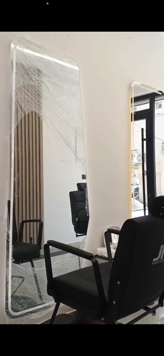 للبيع عدة محل حلاقة كاملة (جديدة، غير مستخدمة نهائياً) ✂️

إذا ناوي تفتح محل حلاقة، هاي فرصة توفر بيها مبلغ.

العدة تتكون من:

* مرايتين عدد (2) نوع LED مخفي، تصميم حديث.
* كرسيين حلاقة عدد (2) موديل حديث، جدد.
* جلسة انتظار للزبائن لـ(3) أشخاص، جديدة.
* رفوف جديدة، وجميع تفاصيل العدة موضحة بالصور.

والأجمل من هذا كله:
راح أضيف جميع أدوات الحلاقة هدية، منها:

* مكاين حلاقة.
* سشوار.
* وإكسسوارات وأدوات أخرى.

سبب البيع:
اشتريت كل الأغراض وجهزت المحل، لكن تعينت بوظيفة وما لحكت أفتحه. المحل انفتح يومين فقط وانسد، والعدة ما مستخدمة نهائياً.

ملاحظة مهمة:
الأغراض كلفتني أكثر من 2,000,000 دينار، وتكدر تسأل بالسوق على أسعارها ونوعيتها، كلها من أفضل وأحدث الأنواع.

السعر الحالي:
🔥 1,000,000 دينار عراقي فقط (قفل قفل).
السعر نهائي وغير قابل للمساومة، وبهذا السعر تعتبر مو فلوسها.

📍 الموقع: البصرة - القبلة.
🚚 التوصيل: ما متوفر.

📞 للتواصل والاستفسار (اتصال أو واتساب):
***********

ملاحظة: الرقم مو موجود بالفيسبوك بسبب كلفة النشر، لذلك أي شراي أو شخص يريد يستفسر يتواصل مباشرة على الرقم أعلاه
