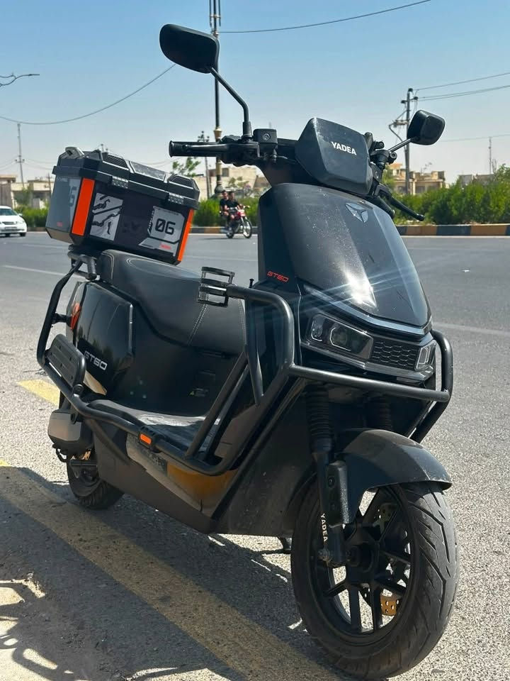اعادة نشر دراجة yadia gt60 للبيع

*بيها ثلاثة نمر (نمرة الAوTTFar وSport الي تنطيك اقصي قوة الدراجة)

*دراجة تمشيك ٦٥ الى ٧٥ كيلو بالشحنة الوحدة 

*سرعة الدراجة ٦٥ حقيقي

*الدراجة بيها نسختين هاي النسخة تجي بيها درع وتكون اغلى 

*منفذ usb

*بيها ستاندين وسطي وجانبي للوصول السريع 

 *٦بطاريات كرافين قريبة من الليثيوم 

*شاشة تعرض بيها نسبة الشحن والبطارية وttfar 

وتعرضلك المسافة الي تمشيها بدقة عالية كل ما تفر السويج

*الدراجة تشحن نفسها من تعوف السكريته

*بيها بصمة تشغيل ع بعد ٧امتار 

*بيها تطبيق اذا لاسامح الله ظيعت السويج وتكدر تخصصها من ناحية الصوت وحساس السرقة او اذا عصت بطريق تكدر تخلي التاير الورا من خلال التطبيق تفتر يمين ويسار وبعد اكو مميزات بالتطبيق بس مااعرف لشنو يستخدمونهن 

*الدراجة مالتي اني اشتريتها من الوكيل وماوكفتني بطريق وبعدها بالضمان ماشية ٣٠٠٠ كيلو حقيقي 

*يجي معاها الشاحنة الاصلية مالها من تشوف وزنها تعرف جودة هاي الدراجة

*يجي معاها صندوك مبطن وبي جيوب لمستلزماتكوالصندوك بي قفل 

*يجي معاها حامل اكوان وستاند موبايل

*يجي معاها خوذة الدراجة الاصلية مامستخدمة بعدها بالنايلون 

*حجم التايرات :امامي ١٢ خلفي ١٠ وبيها دسكات خلفي وامامي 

*الدراجة تسحب كهرب من تشحنها امبير واحد او اقل وتحتاج ٦ الى ٧ ساعات حتى تشحن 

*نظام شحنها ذكي من٢٠ الى ٥٠ بالمية تشحن بسرعة من ٥٠الى ٧٥ تحتاج وقت اكثر ومن ٧٥ الى ١٠٠ تحتاج وقت اكثر من الي قبل

*سعر الدراجة ٩٧٥ الف بس وبي مجال للشراي 

سبب البيع محتاج فلوسها

مكاني موصل الجانب الايسر
للتواصل والاستفسار اكثر***********
