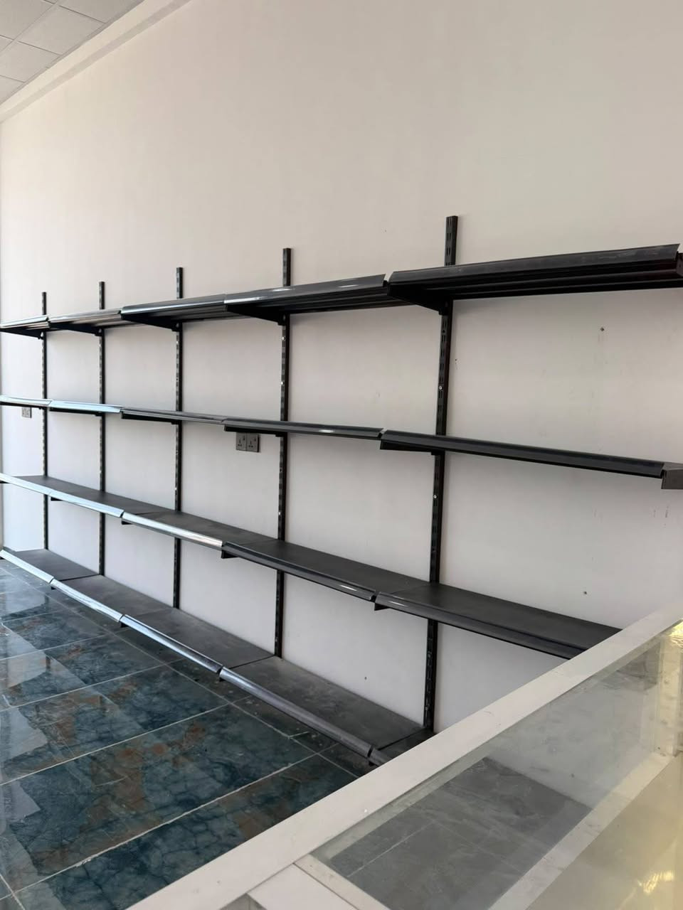 رفوف محل للبيع(أسواق)
نضيف جدا ما مستخدم 
الطول 4 أمتار ونص كما موضح بالصوره 
السعر 180 
العنوان كركوك
للاستفسار  
***********
