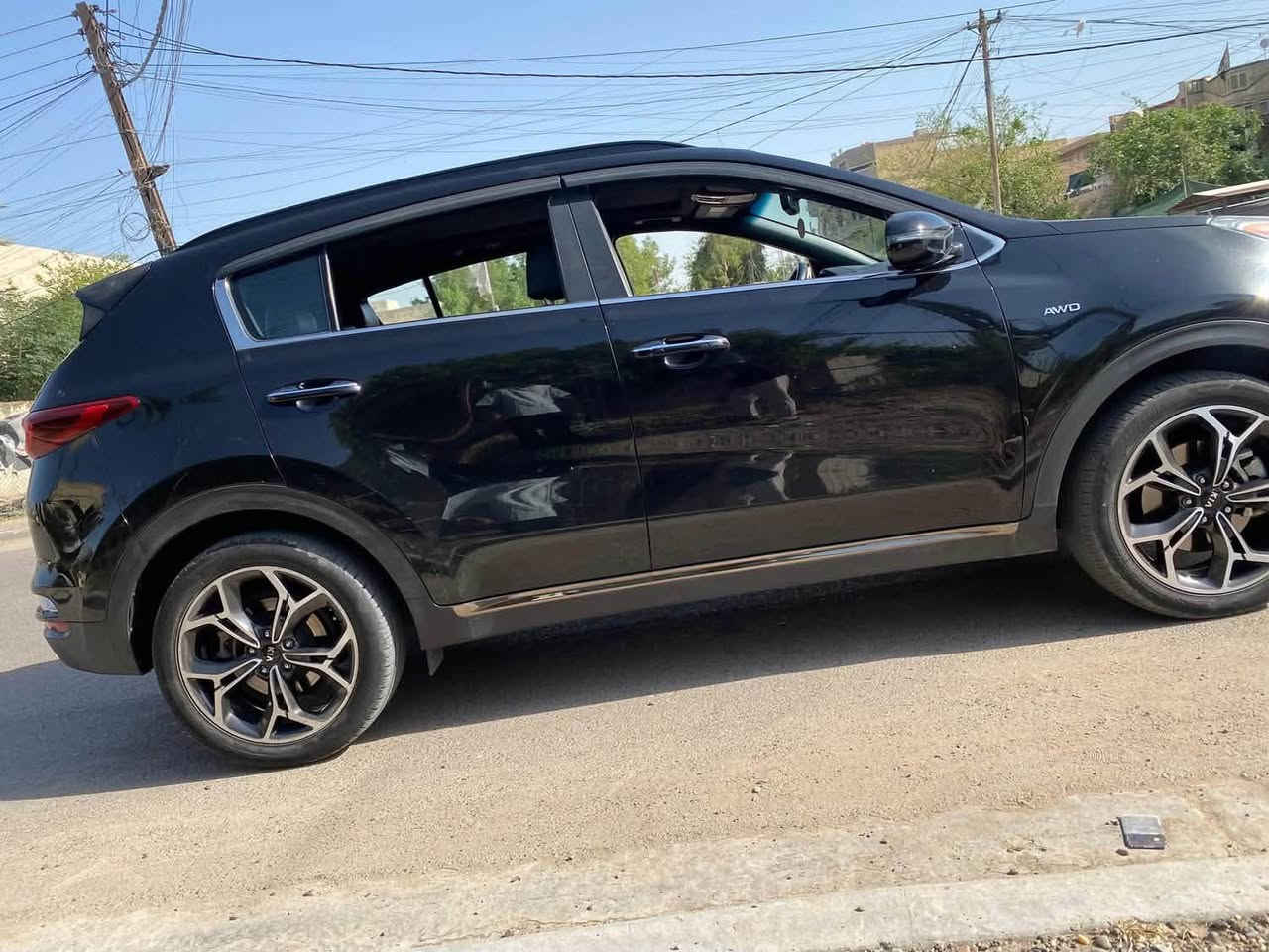 � للبيع | كيا سبورتاج SX Turbo AWD موديل 2020 🔥
سيارة رياضية فاخرة بأعلى مواصفات، تجمع بين القوة والراحة والاعتمادية.

✅ موديل 2020
✅ محرك 2.0 Turbo GDI بقوة 240 حصان
✅ قير أوتوماتيك 6 سرعات
✅ دفع رباعي AWD
✅ جنوط رياضية قياس 19 إنش
✅ فتحة سقف بانوراما
✅ جلد فاخر مع تطريز رياضي
✅ مقاعد كهربائية للسائق
✅ تدفئة وتبريد للمقاعد الأمامية
✅ تدفئة للمقود
✅ شاشة لمس مع نظام ملاحة
✅ Apple CarPlay وAndroid Auto
✅ كاميرا خلفية
✅ حساسات أمامية وخلفية
✅ تشغيل بصمة ودخول ذكي (Smart Key)
✅ تشغيل السيارة عن بُعد
✅ باب خلفي كهربائي (Power Liftgate)
✅ نظام صوت فاخر
✅ مثبت سرعة
✅ مراقبة النقطة العمياء (Blind Spot Monitor)
✅ تنبيه حركة المرور الخلفية (Rear Cross Traffic Alert)
✅ مساعد المحافظة على المسار (Lane Keep Assist)
✅ فرامل ABS
✅ نظام الثبات الإلكتروني ESC
✅ مانع الانزلاق
✅ وسائد هوائية متعددة
✅ إنارة LED أمامية وخلفية مع مصابيح ضباب LED.  

📌 السيارة وارد أمريكي.
📌 الضرر الحالي جانبي في جهة الراكب كما موضح بالصور، وباقي السيارة نظيفة وشكلها مميز
للتواصل***********
