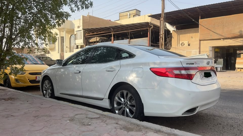 السلام عليكم 
ازيرا للبيع موديل ٢٠١٣ ماشية ١٢١,٠٠٠ كم
السيارة نظيفة جدا كير محرك ناعمات و ماشاء الله معتني بيها صيانة و دهن ، منظومة راديتر جديدة مبدلها و بيها قطعتين صبغ موجودة بالصور و دعامية امامية صبغ 

مكان السيارة بصرة 
مطلوب بيها 120 ورقة و بيها مجال بسيط 
رقم الهاتف ***********
