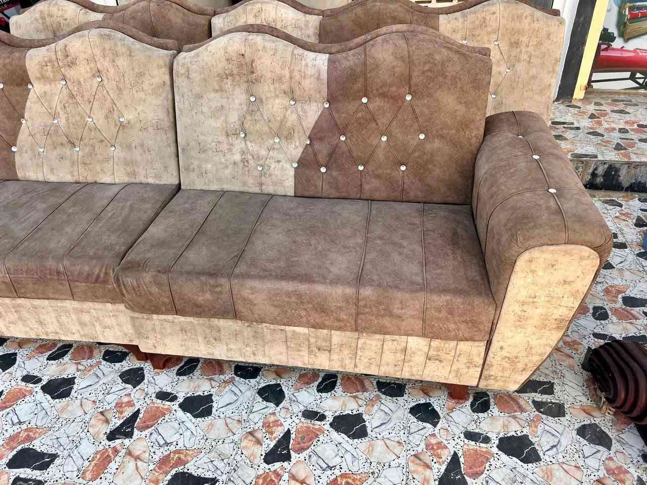 طخم ديوان تركي ثقيل ٧ امتار ونص نظيف حيل ب170 الف

نص مكتوب في الصور:
- ***********
- ***********