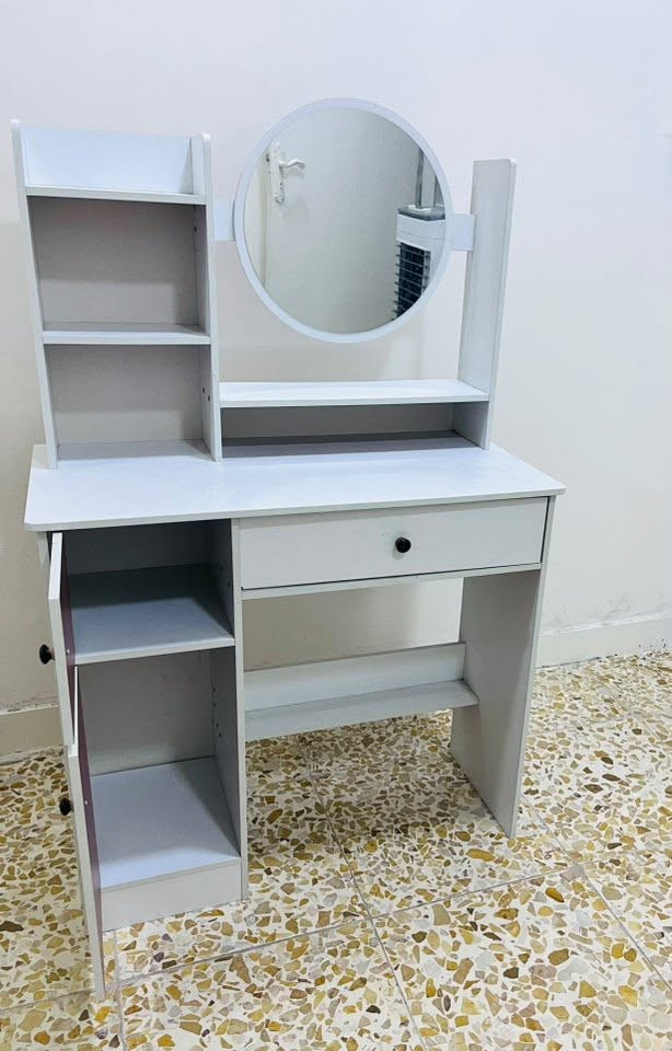 ميز تواليت حجم صغير  صغير السعر   ٣٠ قفل
للتواصل ***********
