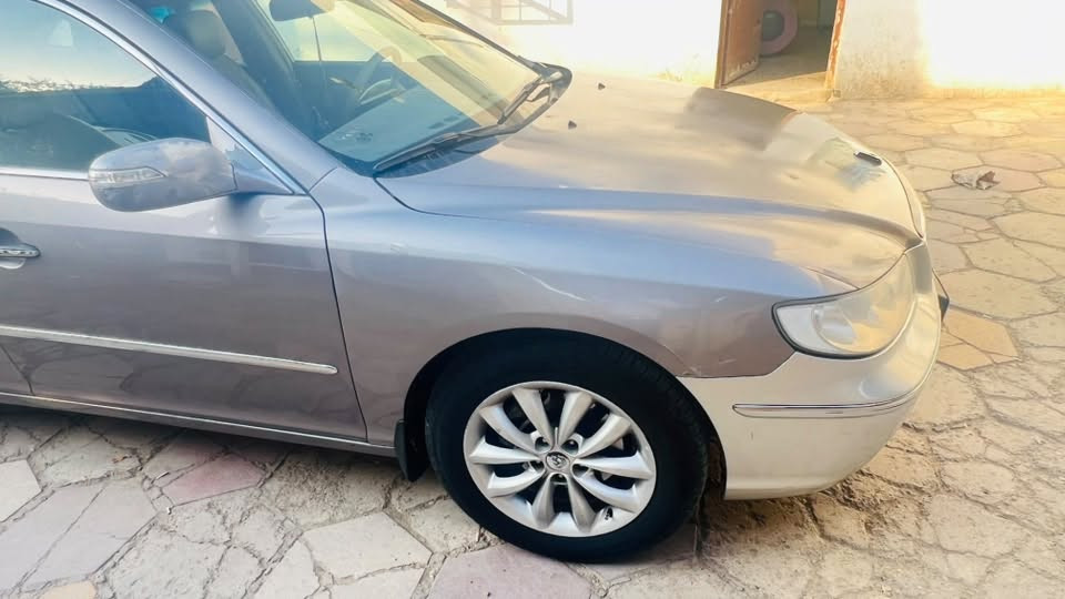السلام عليكم 
ازيرا 2008 خليجي 
مكينة 2700 V6
اللون نفطي 
سنوية لل2029 
تحويل مباشر 
ضربتها فقط جاملغ بصف السايق 
بيها طخطخات بسيطة 
وجراد بالقمارة 
كير ومكينة وتبريد وكهربائيات جديد
تبريد قطعتين.. فتحة بالسقف .. شاشة كامرة خلفية .. تحكم ستيرن  
السعر 78$ وبيها مجال 
العنوان واسط العزيزية 
رقم الهاتف ***********
