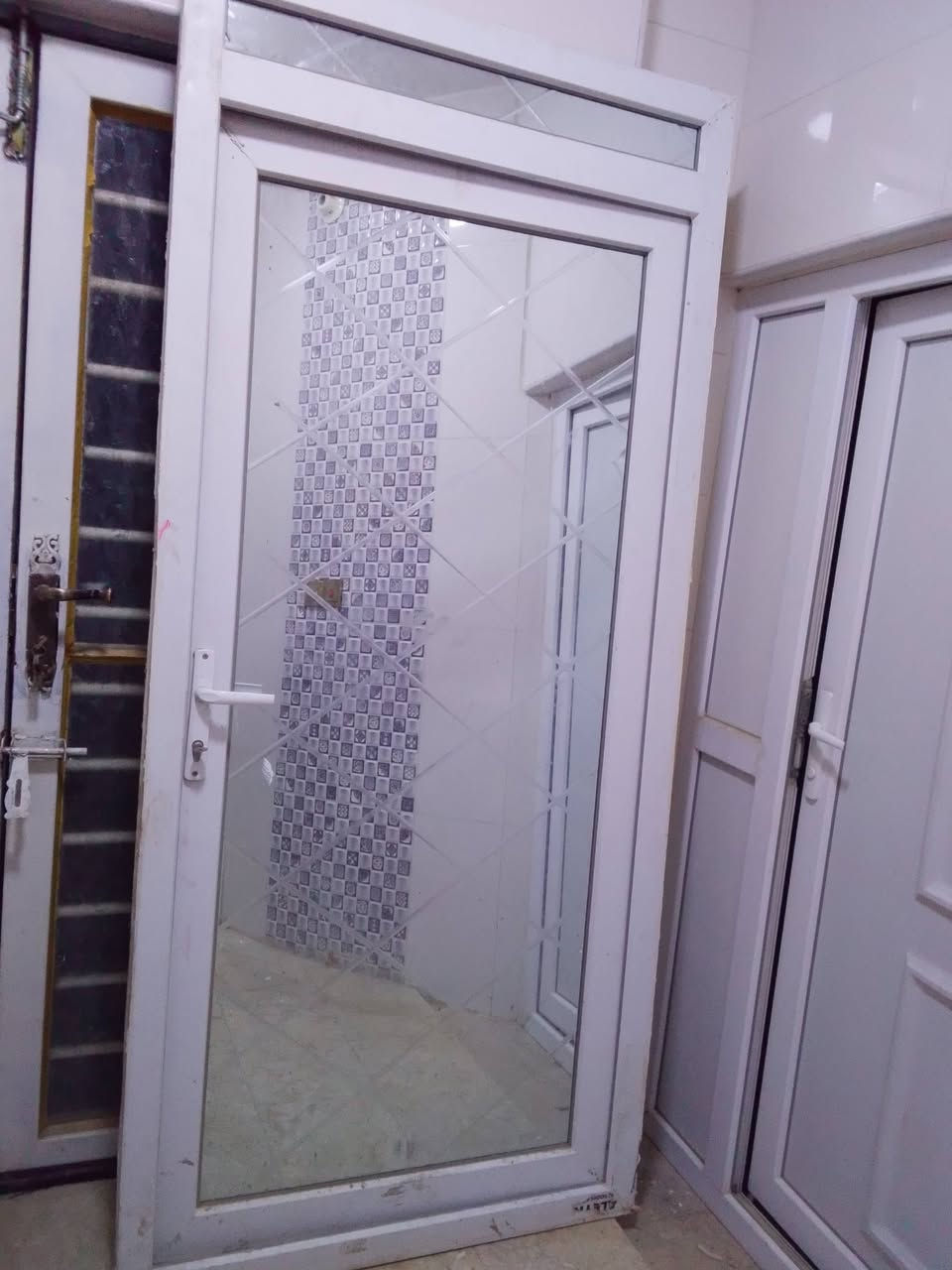 السلام عليكم عندي باب pvc للبيع الطول مترتين و16 عرض 99 للتواصل خاص او رقم ***********
