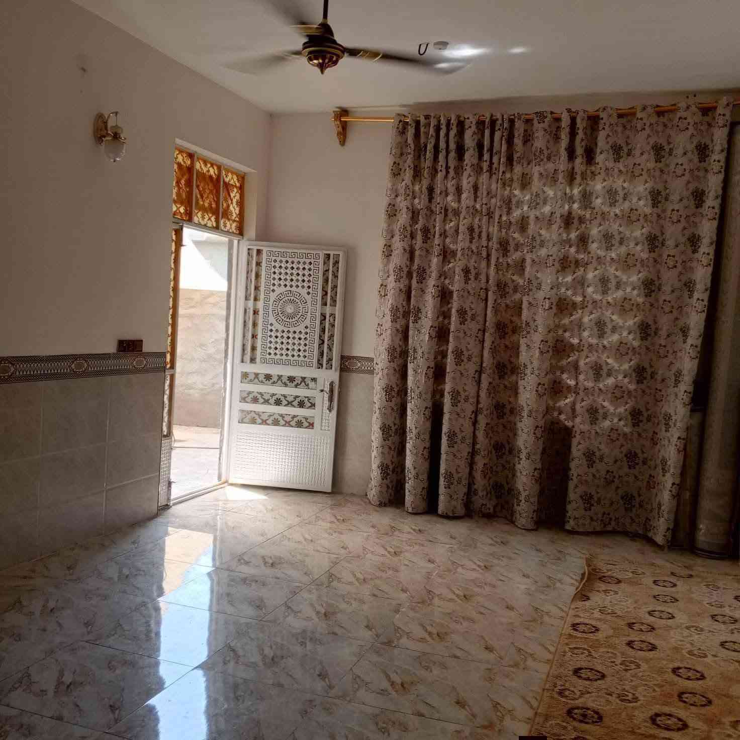 السلام عليكم بيت للبيع زراعي مساحة الكلي 400 و180 حديقة والباقي بناء البيت يحتوي على غرف نوم ثلاثة ثنين جوة واحدة فوك وصالة ومطبخ حار وبارد واستقبال صحيات كهرباء وخط سحب وماء  كامل جميع الخدمات  منطقة العوادل قرب جسر الفرنسي السعر خاص الاستفسار على الرقم
***********
***********
