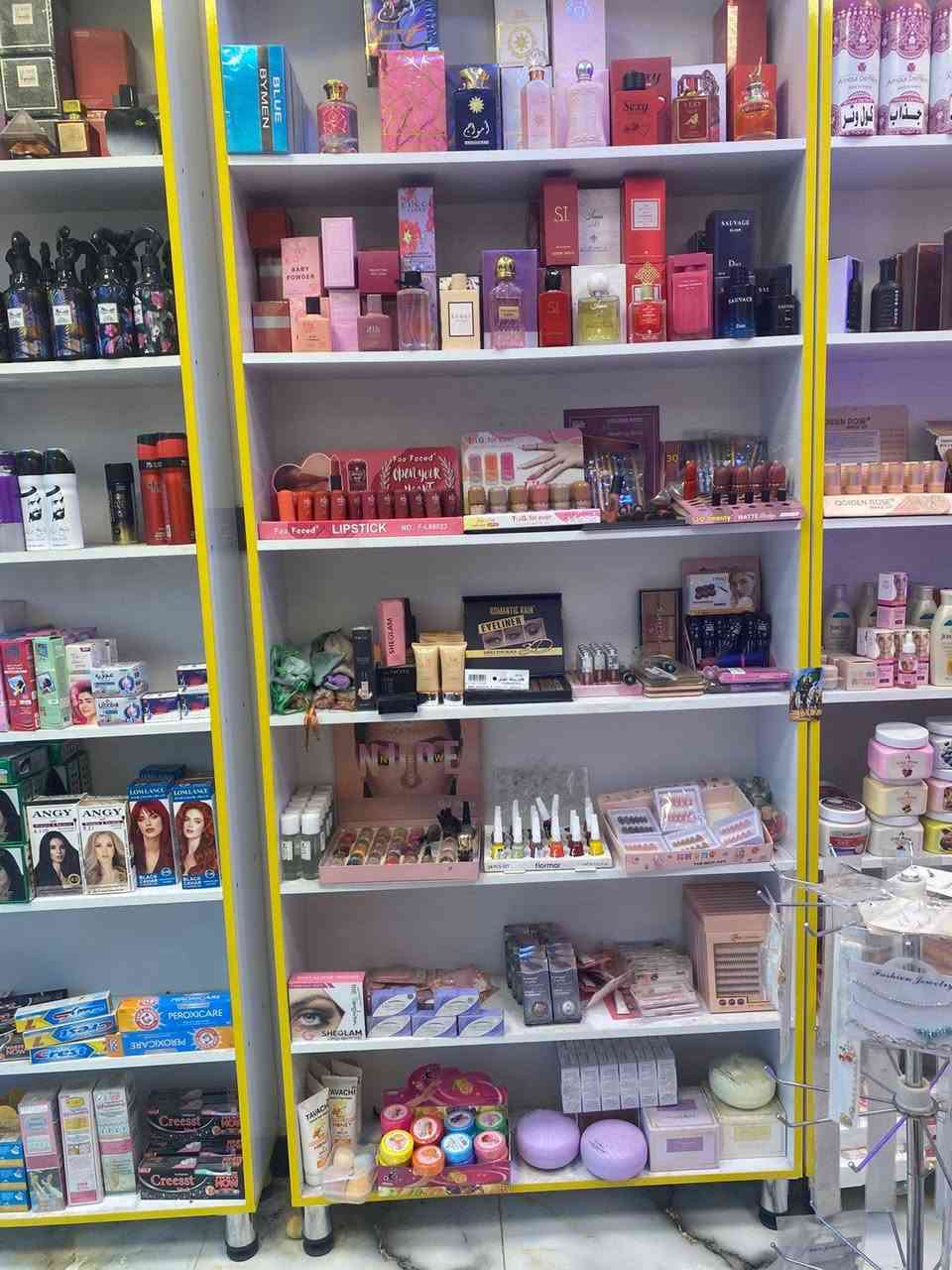 سلام عليكم

محل للبيع
كوزمتك وعطور
كامل مكمل
مواد تجميل
مواد تنضيف
مواد شعر
مواد جسم عام
عطور فرنسي
عطور انكليزي 
48 علبه عطر فرنسي وانكليزي 
مع شيش 50 مل و30 مل
شامبوات بانواعها 
جميع احتياجات الكوزمتك متوفر

عنوان : الكفائات قريب اسواق جكليته او مدراس بغداد

للاستفسار: ***********
