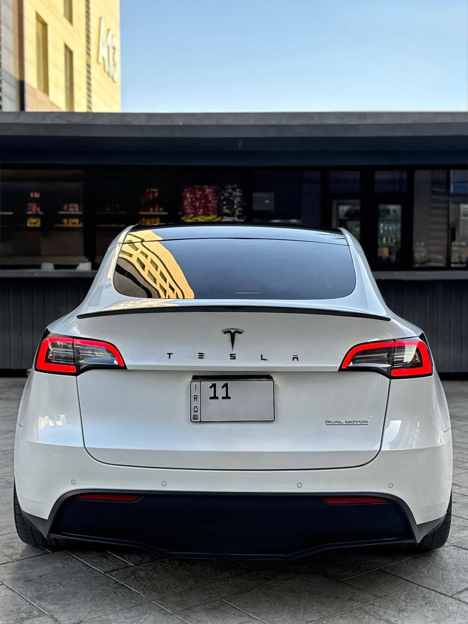 السلام عليكم للبيع 
تيسلا y بيفورمنس ( رياضية ) 2022

نظام دفع: كهربائي ثنائي المحرك (Dual Motor AWD)
* الدفع: رباعي دائم (AWD)
* التسارع 0-60 ميل/س (0-97 كم/س): 3.5 ثانية
* السرعة القصوى: 250 كم/س (155 ميل/س) تقريباً
* القوة المقدرة: بين 455 و580 حصان حسب طريقة القياس والمصدر.  

البطارية والمدى

* البطارية: حوالي 75 كيلوواط ساعة
* المدى الرسمي EPA: 303 أميال (488 كم) للشحنة الواحدة.  
* الشحن المنزلي (240 فولت): حوالي 11.8 ساعة للشحن الكامل.  
* دعم شحن Tesla Supercharger السريع حتى 250 كيلوواط.  

العجلات والفرامل

* جنوط Uberturbine قياس 21 إنش
* فرامل Performance أكبر حجماً
* نظام تعليق رياضي منخفض مقارنة بفئة Long Range.  

المقصورة

* شاشة وسطية 15 إنش
* سقف بانورامي زجاجي كامل
* 5 مقاعد
* تدفئة للمقاعد الأمامية والخلفية
* شحن لاسلكي للهواتف
* نظام صوت Premium مع 14 سماعة وساب ووفر.  

مساحة التخزين

* خلف المقاعد: 34.3 قدم³ (حوالي 971 لتر)
* الحد الأقصى بعد طي المقاعد: 76.2 قدم³ (حوالي 2158 لتر).  

أنظمة السلامة

* Autopilot الأساسي
* مثبت سرعة متكيف
* المحافظة على المسار
* كاميرات محيطية
* مراقبة النقطة العمياء
* ⁠
الحادث فقط جاملغ وبنيد مكفول شواصي ولغود واي شي غير الذكرتهن تصليح درجه اولى ✅
السعر : 180 وبي مجال 
عنوان بغداد العامرية 

***********
