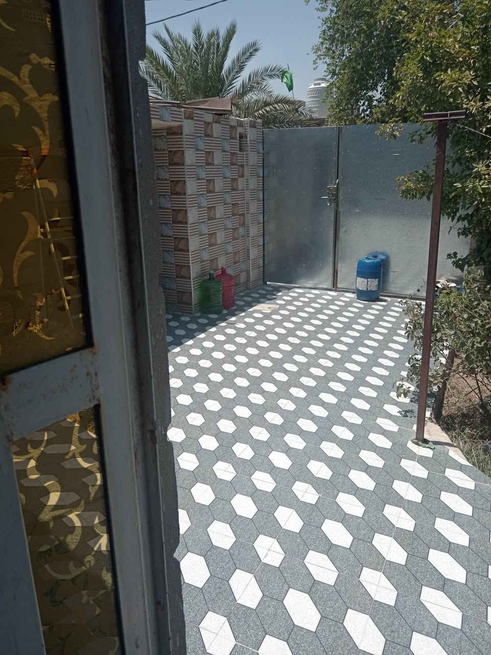 السلام عليكم بيت للبيع مساحه ٢٠٠ متر غرفتين نوم وصاله ومطبخ واستقبال حي زليزل فرع السابع قرب سيد شهيد سعره مناسب اتصل على هذا الرقم ***********
