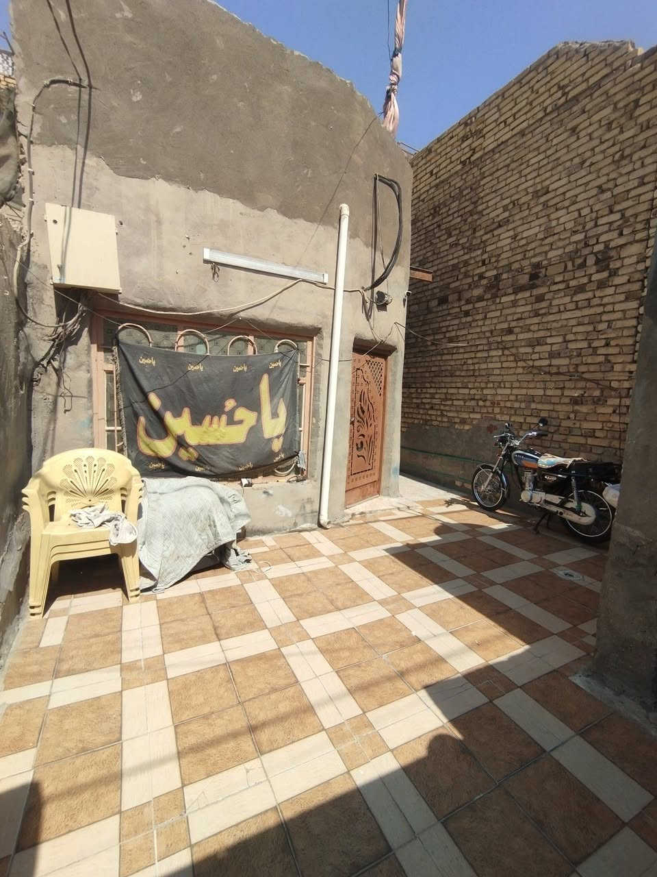 للبيع بيت ١٠٠م بلطول شرك طابقين كامل مكمل براني+ مطبخ+ صاله+ غرفه+ حمام داخلي وخارجي الطابق الثاني غرفه+صاله مكان ديوانية حي الصدر الثاني مقابيل الطاقه فرع كماليات ابو عته السعر 80 وبيج مجال الاتصال ***********
