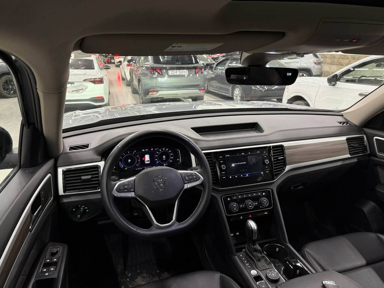السلام عليكم
فولكسفاغن وأجن اطلس 

فئة SEL 

موديل 2023

محرك V6 

فقط قبق صندوق مكان الرقم صبغ بدون دواخل بدون ايريك 

بدون رقم تترقم شمالي 

رقم شاصي ويا الصور 

السعر 245$ بي مجال 🔥

العنوان اربيل قرب فرع الشحن 

الاستفسارات ***********/ ***********

صلي على النبي محمد صلى الله عليه وسلم
