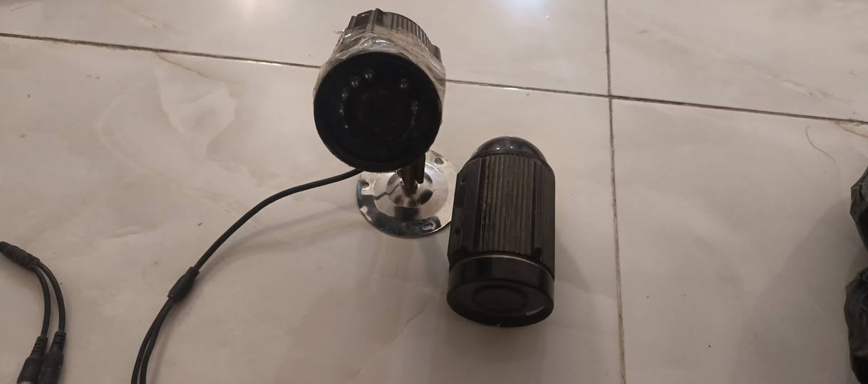 منضومة كامرات مراقبة متكونه من كامرات ٤ + ٢ حراريات هدية + محولات تشغيل ٢ + ماوس بلاتوث + جهاز تخزين (هارد جديد) السعر ٧٥ قفل واسط قضاء الحي ***********
