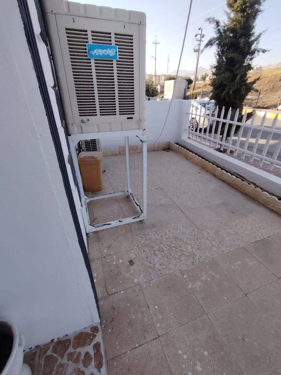 *********** بيت للبيع مع اثاث كامل سعر مناسب في سليمانيه رابرين مجمع شاهين سيتي مساحه
200 متر جدامه حديقه كراج سياره
