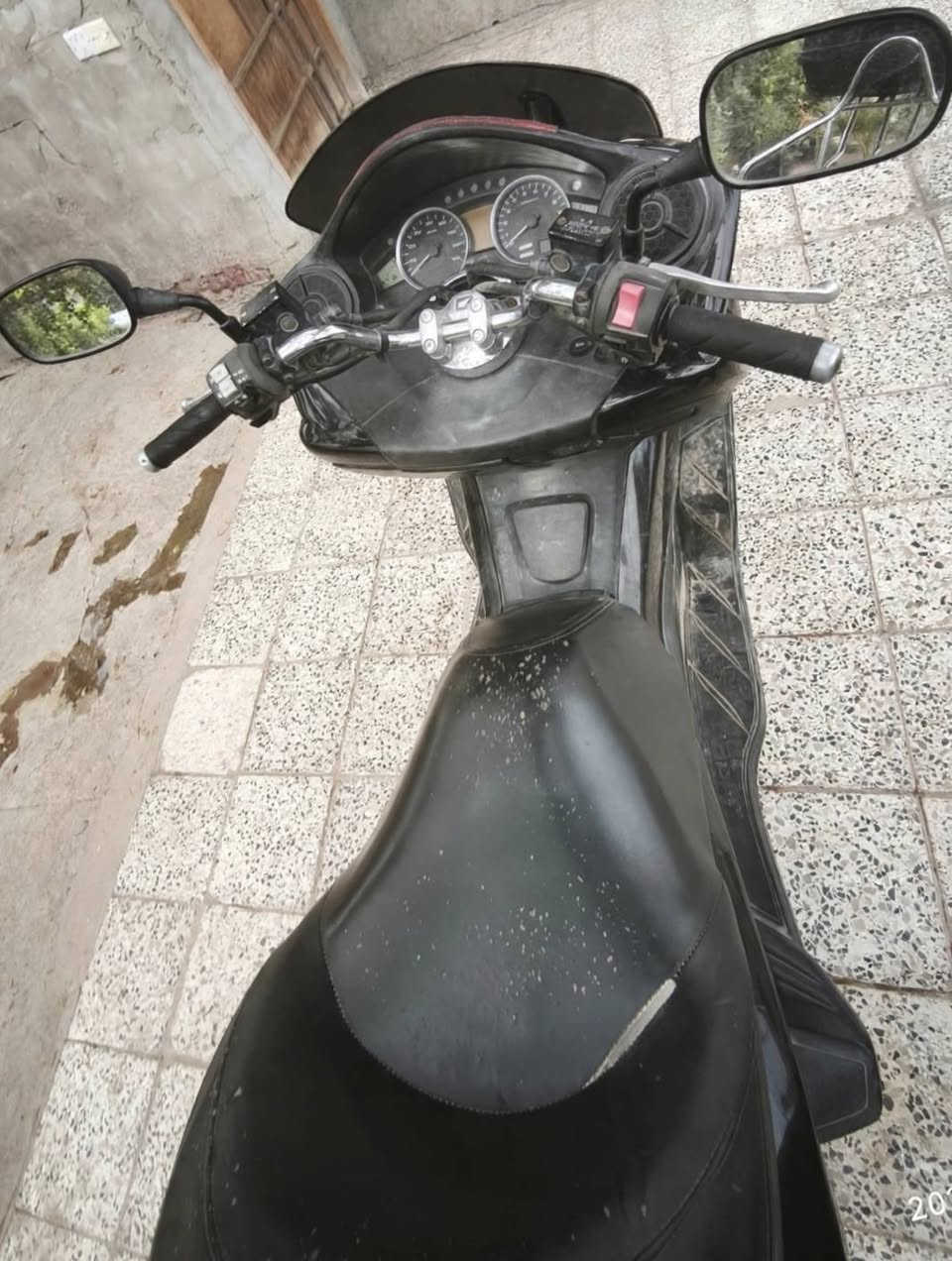 سلام عليكم

---

*للبيع هوندا فورزا HONDA FORZA 250cc موديل 2010*

*المواصفات:*
- اللون: اسود
- المحرك: 250cc انجكشن - محرك وكير شرط
- التبريد: راديتر ماء (المروحة تحتاج تبديل)
- البريك: دبل دسك ABS امامي وخلفي
- الجنطة: جنطة خلفية كبيرة مع حمالة ستيل
- الجامة: جامه امامية طويلة اصلية
- الكفرات: نظيفة
- الكهربائيات: كلها شغالة
-
*العيوب:*
1- ضربة خفيفة باللايت الامامي اليمين (فطر صغير) - اللايت شغال ما طافي
2- شخوط بسيطة بالجانب مثل ما موضح بالصور
3- مروحة الراديتر ماكو / عاطلة - تحتاج تبديل
*السعر: 10 ورقات قفل*

*المكان: بغداد*
*للاستفسار: [***********]*
يتوفر واتساب
*المو شراي لا يجي

نص مكتوب في الصور:
- Facebook Marketplace للبيع FOR SALE HONDA FORZ 2010 250cc Scooter السعر 10 ورقات الموقع: بغداد الحالة: ضربة لايت - مروحة تحتاج تبديل تواصل الآن - راسلنا موديل 2010 • هيكل نظيف • صندوق خلفي مرفق • جاهز للفحص سعر نهائي قابل للنقاش • بغداد
- Xiaomi 15T Pro
- 2026.10.03 13:48
- XIAOMI 15T PRO 2026.10.03 13:48