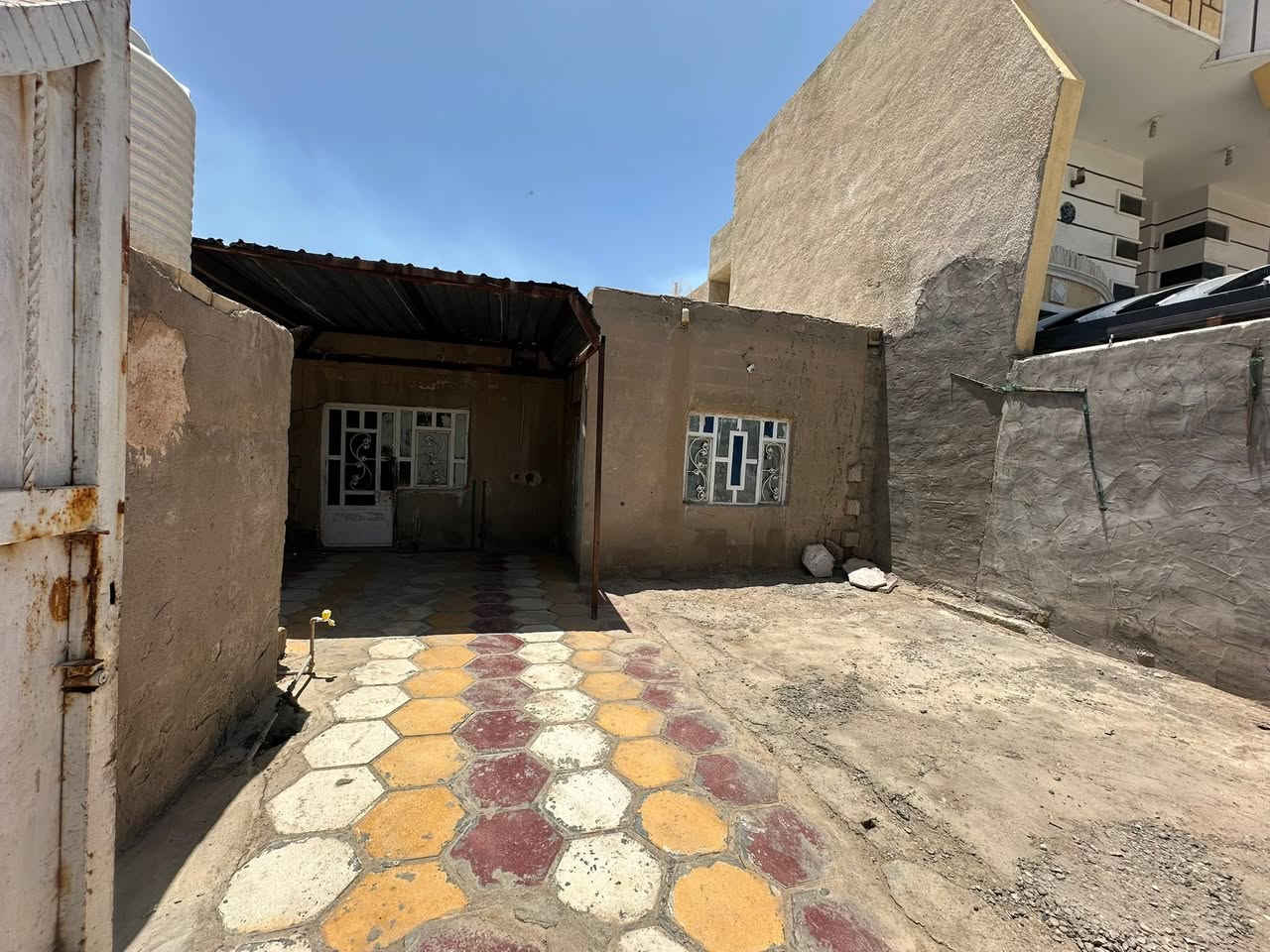 دار سكن طابو صرف في ( حي الكرار )
بلقرب من بيت ( أستاذ عطا ابو شهد )

مساحة ١٥٠ م - بناء بلوك - سقف كاعدة 
(( حالة البناء متوسطة ))

ماء - كهرباء - تبليط - مجاري - ارصفة - انارة 
(( كل الخدمات متوفرة ))(( تحويل مباشر ))

(( سعر مناسب جداً ))

للاستفسار مراجعة مكتب غازي للعقار   
واسط - الزبيدية - قرب أفران المائدة  *********** 
***********
