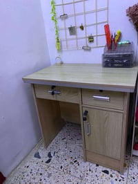 مكتب • خشب متين • حي اور