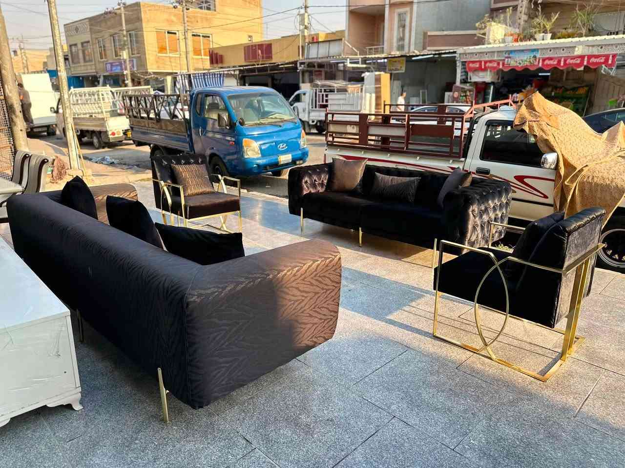 تخم قنفه 9 مقاعد نضافته 100‎%‎ تركي با موديل يطالي  بقماش الستن الناعم اسفنجه فول سوفت طبي  وهيكل با لكامل حديد  متانته قويه كلش متكون من كراسي عدد 2  وثلاثيه ورباعيه بلون الاسود + رباعيه اسود مطعمه بذهبي موديل تايكر 
 للستفسار تواصل خاص او واتس اب 
***********
***********
يوجد توصيل لجميع محافضات العراق وبا انسب الاسعار
