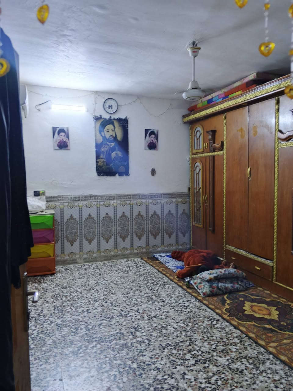 السلام عليڪم بيت للبيع مساحه130 متر يحتوي الطابق الأرضي علا غرفتين واستقبال ومطبخ وصحيات💯 والطابق الثاني يحتوي علا غرفتين 💯 سعر البيت 70 وبي مجال او مراوس بيت ثاني الموقع الحسينيه السڪلات شارع 11 الأستفسار اتصل علا الرقم ‏‪***********‬‏📞
