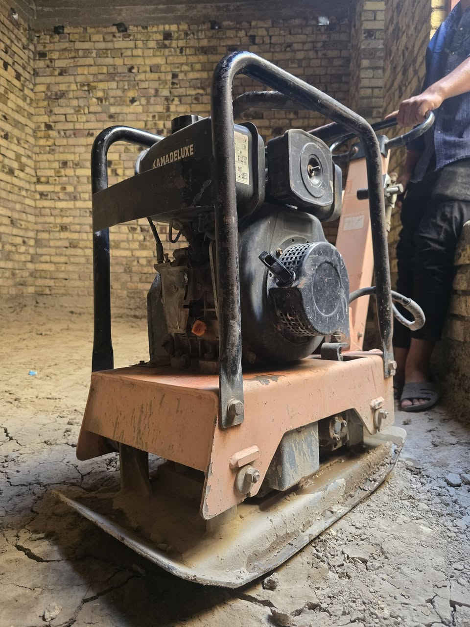 السلا عليكم 
كومبكتر للبيع محرك گاز وزنهه 150kg
بيهه رجاج بيهه گير للامام وللخلف السعر خاص ***********
