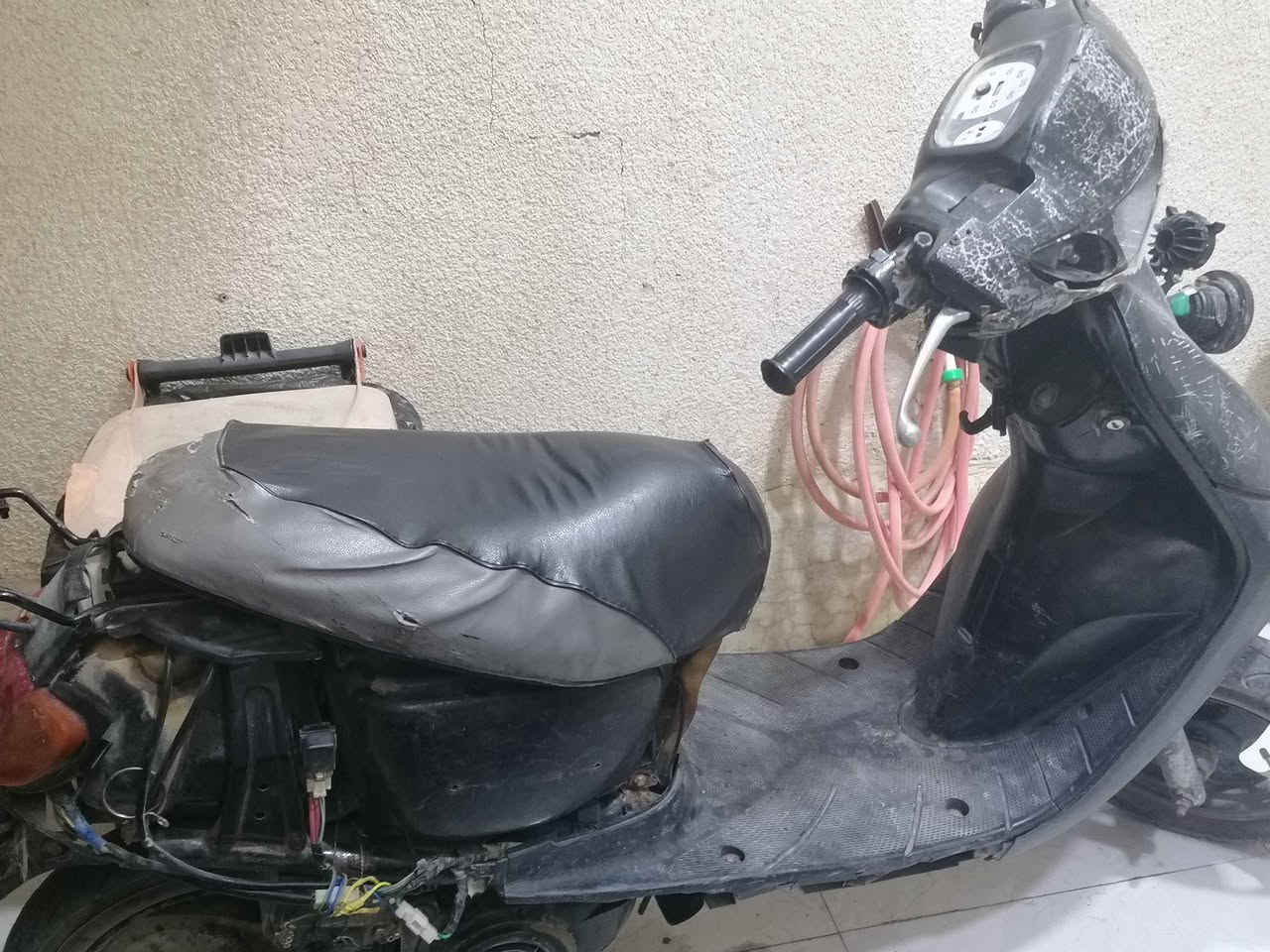 سلام عليكم 125 بيه مجال قليل 5زروف و كوم حديد شغل وطلع وبيه بوريه طاكه ولاحمينه وماعليه شي جاي اصعد عليه ثنين و ترايه للخطوه وين ماجان رايح بيه الله شاهد بس عوزه كفرات صفح  ودكه هندر تشتغل توا ذاب عليه 50 الف كابريته وخرز كلج وبلك وحته سلف اعتقد يشتغل بس باتري تعبان عنوان بصره جزيره *********** البصرة, العراق
