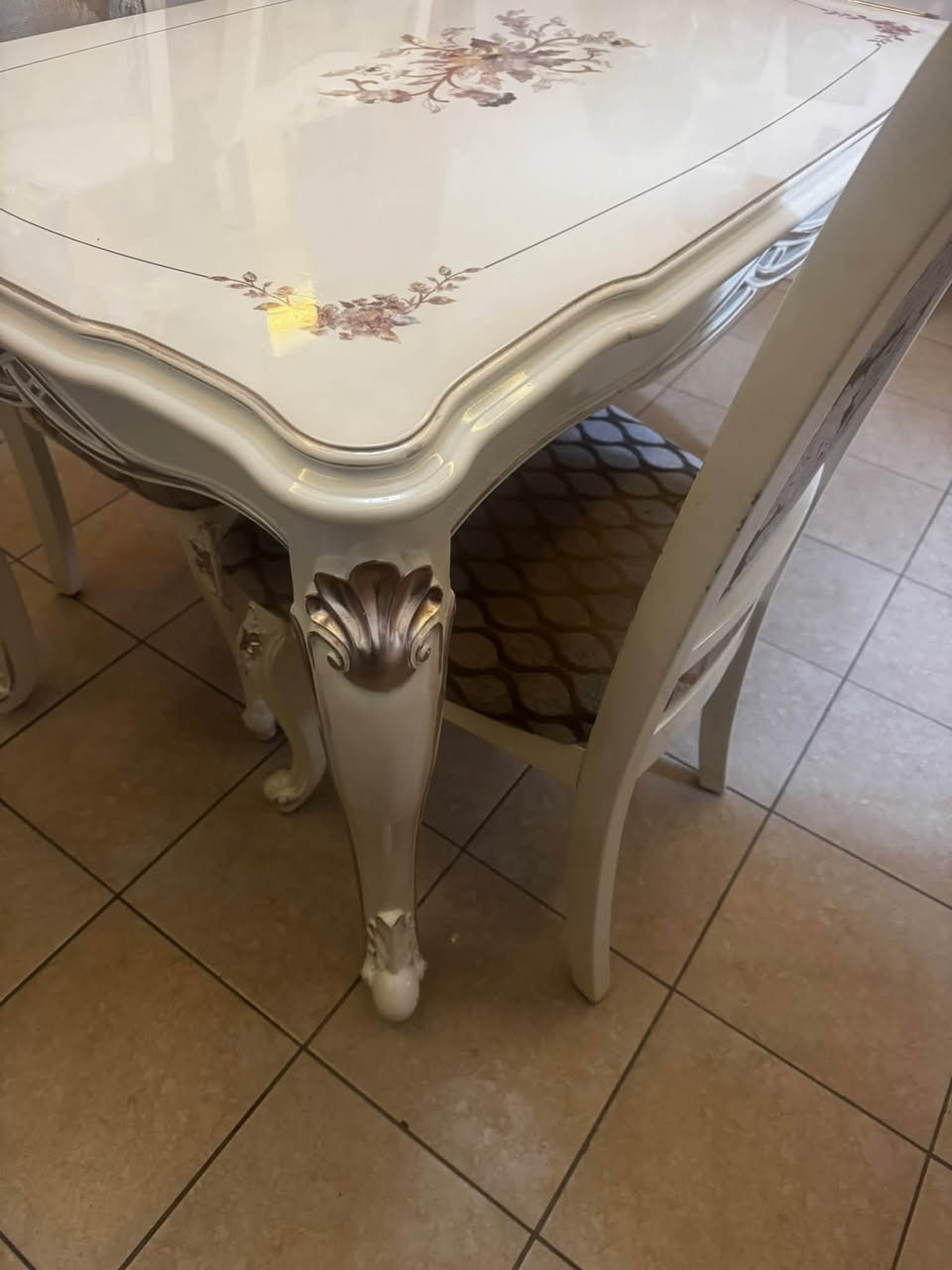 ميز طعام 4 كراسي بسمايه *********** سعر 200 بي مجال بسيط
