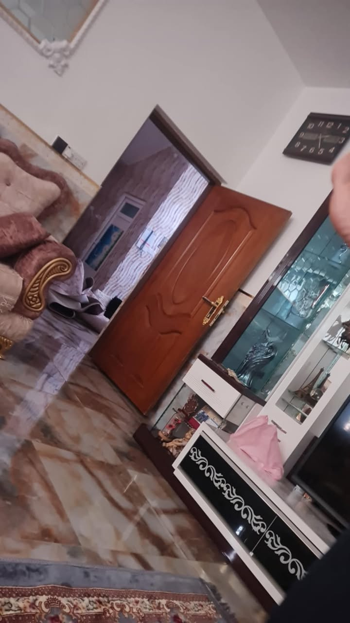دار للبيع في الخاجيه حي القضاه خدمات جاهزه قاطين قاط الأول يتكون من مطبخ هول استقبال غرفة نومقاط ثاني ثلاث غرف وهولمساحة البيت 116مربعه  الثالث بيتونه الشراي  يتصل  ***********
