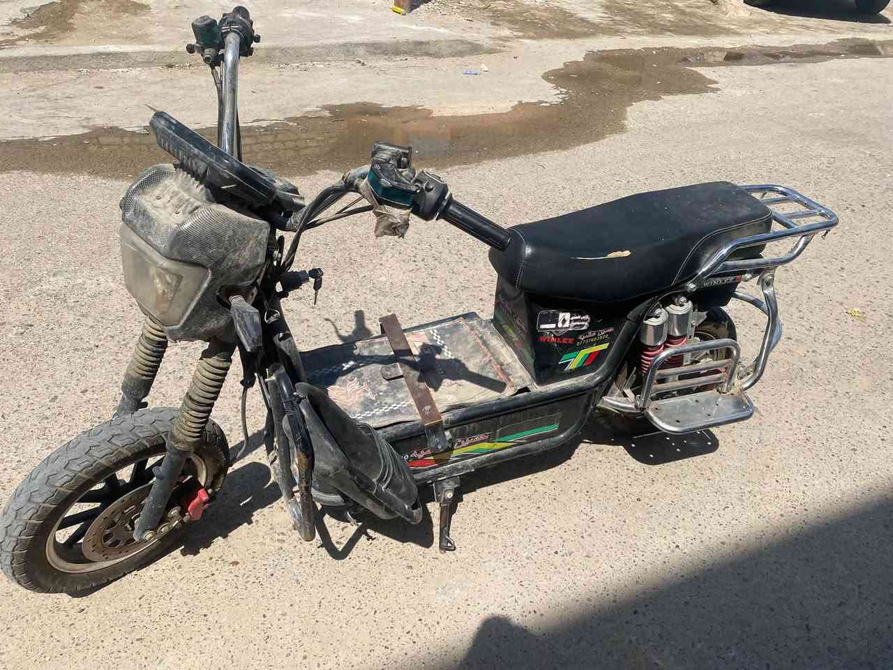 سلام عليكم دراجه شحن للبيع طافيه بيه ثنين بطاريات طافيه غراض كامله بيه سعر ١٥٠ الف قفل رقم ***********وتساب موجود
