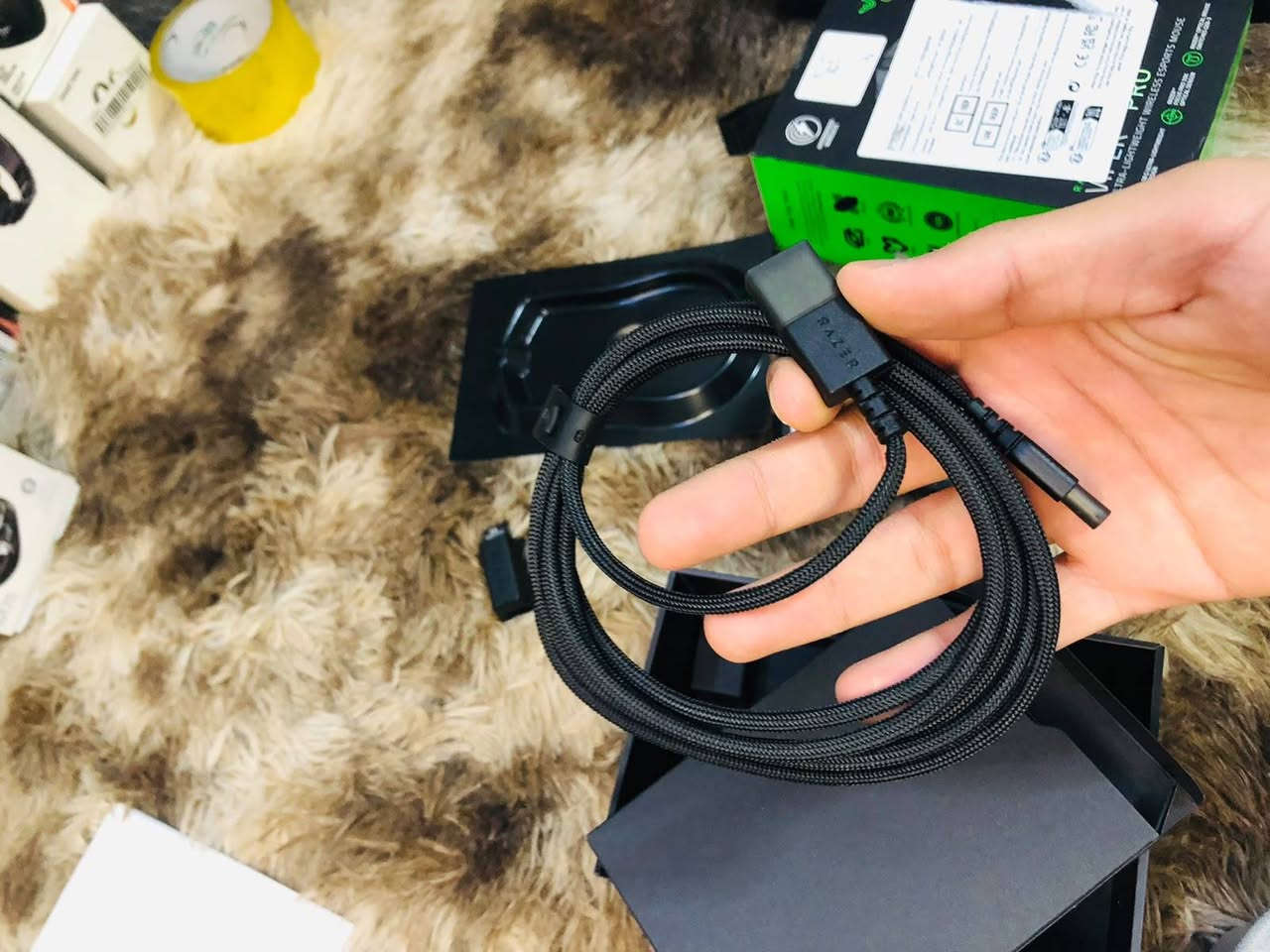 تواصل واتساب *********** سعره 75ألف مع توصيل 
ماوس الألعاب اللاسلكي Razer Viper V2 Pro باللون الأسود. [1]

أبرز مواصفات الماوس:

الوزن: تصميم خفيف للغاية يبلغ حوالي 58-59 جراماً لتسهيل الحركة السريعة. [1, 2]

المستشعر: مستشعر بصري بدقة تصل إلى 30,000 نقطة في البوصة (30K DPI). [1]

المفاتيح: مفاتيح بصرية للماوس من الجيل الثالث (Optical Switches Gen-3) لاستجابة فورية ودقيقة. [1, 2]

البطارية: عمر بطارية يصل إلى 90 ساعة من الاستخدام المتواصل، مع دعم الاتصال اللاسلكي السريع HyperSpeed. [1, 2]
