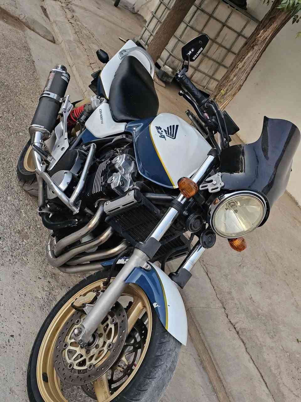 CB400
بۆفرۆشتن گشت گیانی بەشەرت
 کەپسە 35هەزار ڕۆشتوە 
تایەو ڕۆنی تازەیە 
سالنسا تیتانیوم
مەنەفیستە 
سۆپەر دواموشەکی 
سعری 18مجال 
***********
شوین چەمچەماڵ

