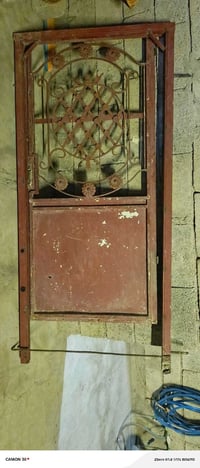 باب ثقيل • للبيع • واتساب