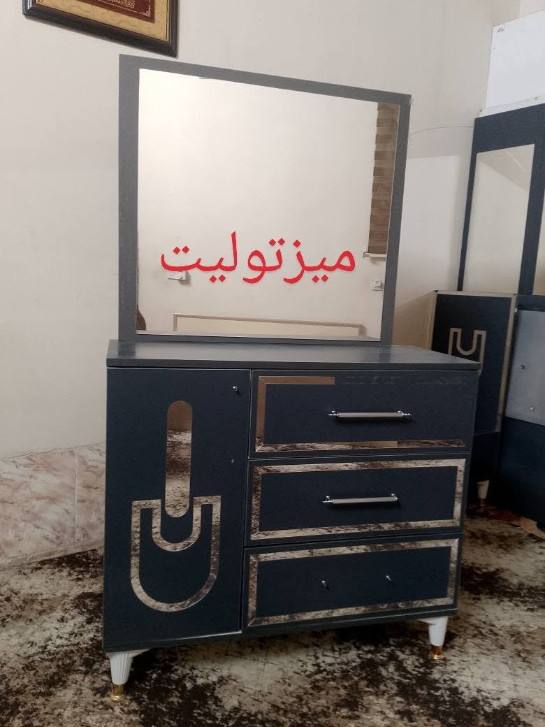 غرفة نوم موديل حديث شغل يد تفصال نجاره سلمانيه على شكل تركي مفصله 5قطع ويا دوشك درجه اولى 6قطع كنتور 6 باب عرض3متر اله شويه عمقه 60 ارتفاعه مترين ونص قياس سرير 180/200  غرفه تكمه لون رصاصي كولش حلو صاحبه مفصله مليون 450الف هسه معروضه ويا توصيل وشد 525الف العنوان كلار كلمن يرده يتصل على الرقم ***********
