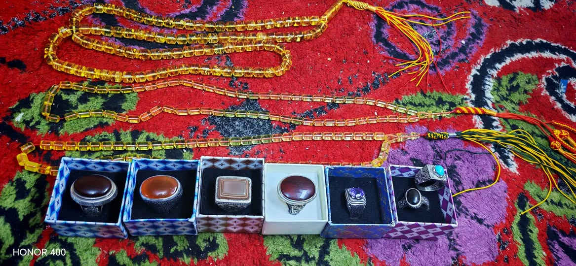 السلام عليكم ورحمة الله وبركاتة
للبيع شلعه ٧ محابس صياغه ثقيله ٥ صياغة عارف واحد الكوفي واحد حجة و٣ مسابح كهرب عطش نخب اول وحده كلش ضخمه و٢ وسط الي يخدمنه يتصل ***********

نص مكتوب في الصور:
- HONOR 400