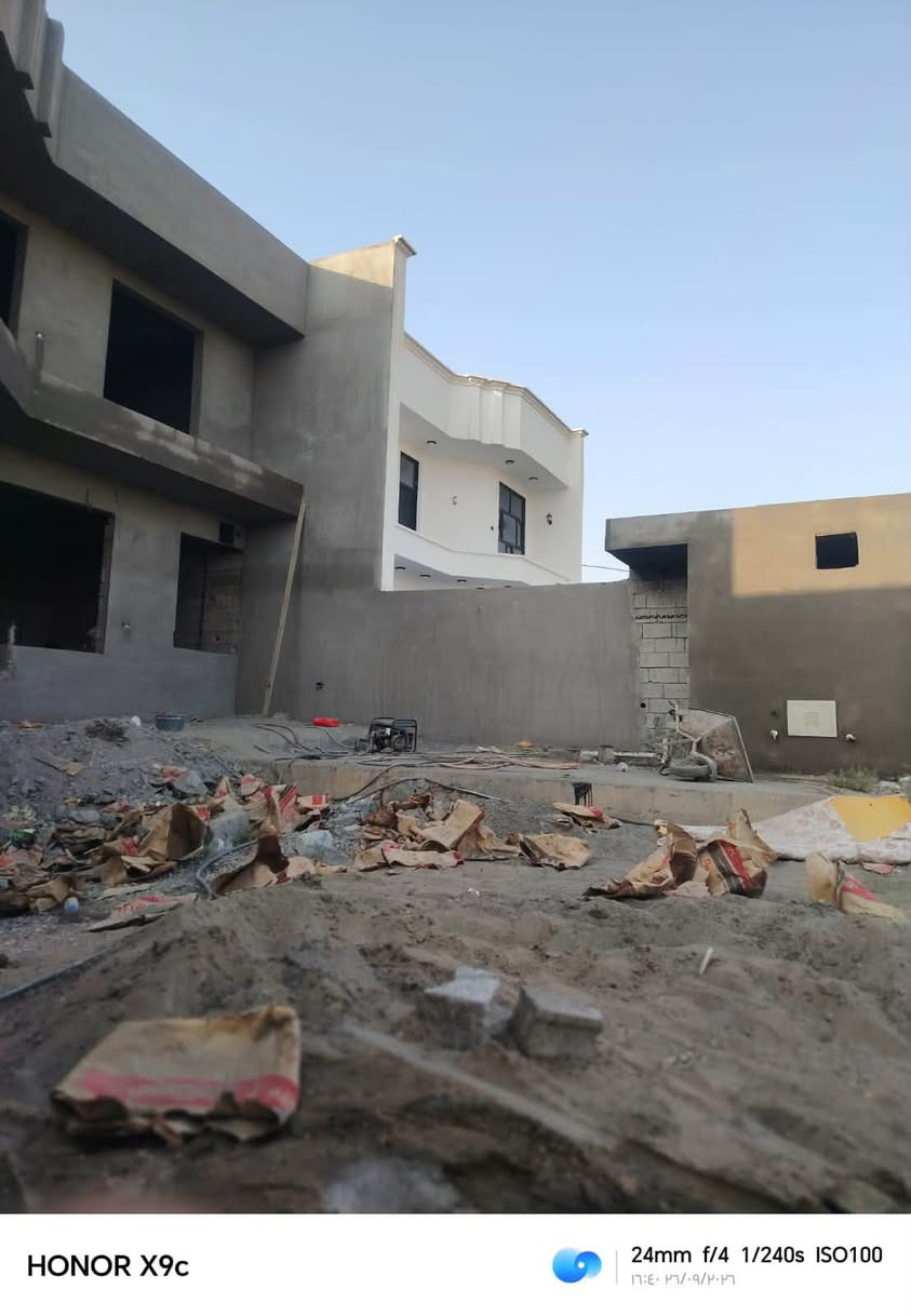 يوجد كادر لبخ  شغل دجة اولى والشغل هوة يحكم 

لبخ جرارة + لبخ ناعم +تقطيع +تصفير مساطر 

***********

نص مكتوب في الصور:
- HONOR X9c 24mm f/4 1/619s ISO100 ٠٧:٣٦ ٢٦/٠٩/٢٠٢٤
- HONOR X9c 48mm f/4 1/172s ISO100 ١٦:٤٠ ٢٦/٠٩/٢٠٢٦
- HONOR X9c 24mm f/4 1/240s ISO100 ١٦:٤٠ ٢٦/٠٩/٢٠٢٦
- ***********