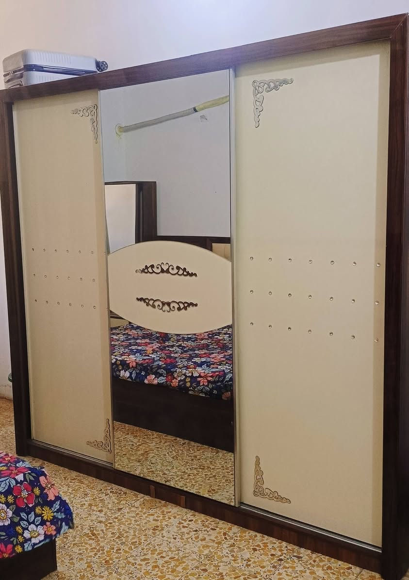 الغرفه للبيع ثمان قطع جديده كل شيء ما بيها نظيفه واللي يحب يشوفه خابرني على الرقم  ***********
