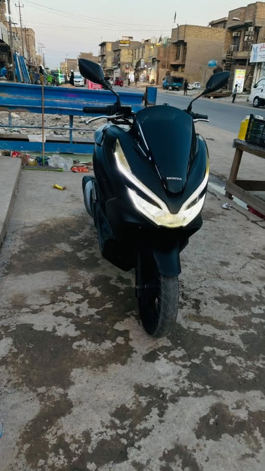 السلام عليكم دراجه  PCX  الجيل الثالث ياباني
الون اسود طافي 
تدفئه حساس ازدحام حساس استان بصمه الدراجه نضيفه  العنوان بغداد الرئاسه مال العبيدي شارع 20
السعر 14 $  
هذا رقمي ***********
