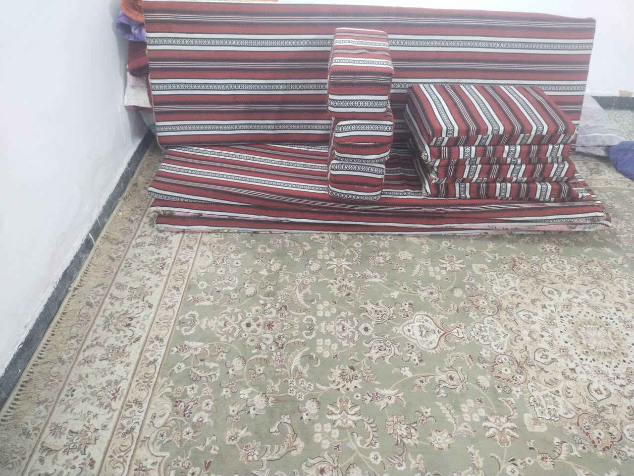 جلسه عربيه سدو نظيفه جدا 4دوشك4مخدات3مساند للاتصال وات ساب،***********
