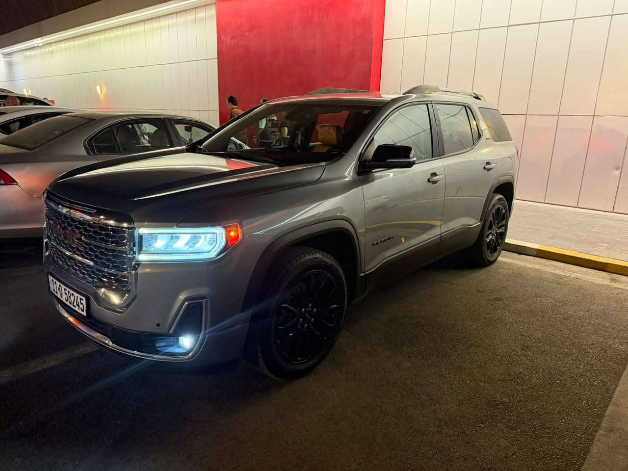 GMC Acadia 2023: 
الفئة: SLE
 حادثها جاملغ بارد والبنيد مبدل
 والرصعة الخلفية موضحة بلصور 
 المحرك: T2000
  ناقل الحركة: أوتوماتيك 9 سرعات
  ويل 22كروم
 نظام الدفع: AWD / FWD
 نظام اختيار وضعيات القيادة
 نظام Active Fuel Management لتوفير الوقود
 نظام Start/Stop مع إمكانية إيقافه

المواصفات الداخلية والترفيهية:
✅ مقاعد جلد
✅ مقاعد أمامية كهربائية
✅ تدفئة المقاعد الأمامية
✅ مقاعد خلفية منفصل
✅ تتسع حتى 6–7 ركاب حسب ترتيب المقاعد
✅ شاشة لمس 8 إنش
✅ نظام ملاحة Navigation
✅ Apple CarPlay & Android Auto لاسلكي
✅ Bluetooth وUSB
✅ نظام صوت Bose Premium 
✅ تحكم بالمقود للصوت والمكالمات
✅ مثبت سرعة
✅ تشغيل عن بُعد
✅ دخول وتشغيل بدون مفتاح
✅ تكييف أوتوماتيك متعدد المناطق

مواصفات الأمان:
🛡️ فرامل طوارئ أوتوماتيكية
🛡️ تحذير من الاصطدام الأمامي
🛡️ تنبيه النقطة العمياء
🛡️ تنبيه حركة المرور الخلفية
🛡️ Lane Keep Assist للمحافظة على المسار
🛡️ تحذير مغادرة المسار
🛡️ تنبيه مسافة السيارة الأمامية
🛡️ كشف المشاة الأمامي
🛡️ إضاءة IntelliBeam أوتوماتيكية
🛡️ كاميرا خلفية وحساسات 

المواصفات الخارجية والعملية:
✅ باب خلفي كهربائي Hands-Free
✅ جنوط ألمنيوم
✅ إضاءة LED
✅ مرايا كهربائية
✅ الصف الثالث قابل للطي 50/50

مكان السياره بغداد حي العامل
للاستفسار الاتصال على الرقم فقط
***********

