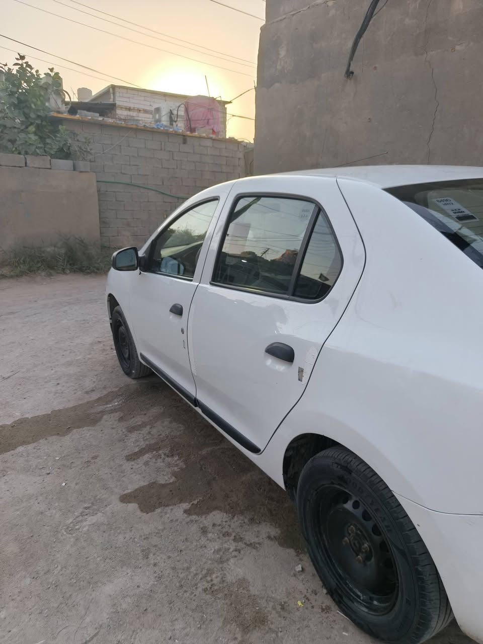 سياره رينو مديل ١٩  سياره بسمي ماطلوبه ربع دينار    سايره كير مكينه  مكفولات تبريد توه سويته نقصه بس غاز   عنواني بصره كرمه علي  ***********
