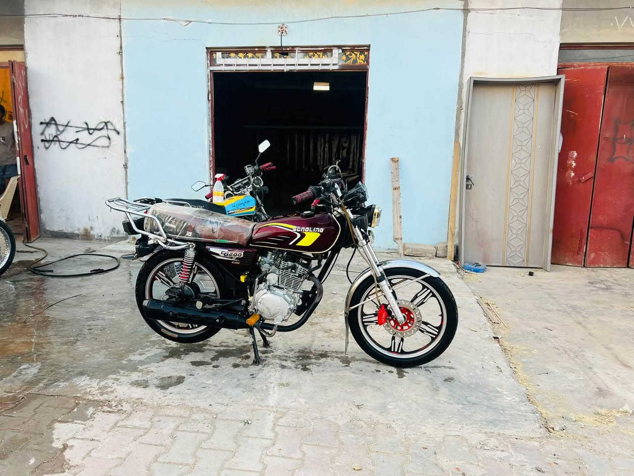 سيفان ٢٣ شكل ٢٤ بلادي محرك ٢٠٠ كهربائيات سلف كلها شغاله دراجه مال جناي رايدها ٥٥٠ وبيها مجال 
الرقم ***********
